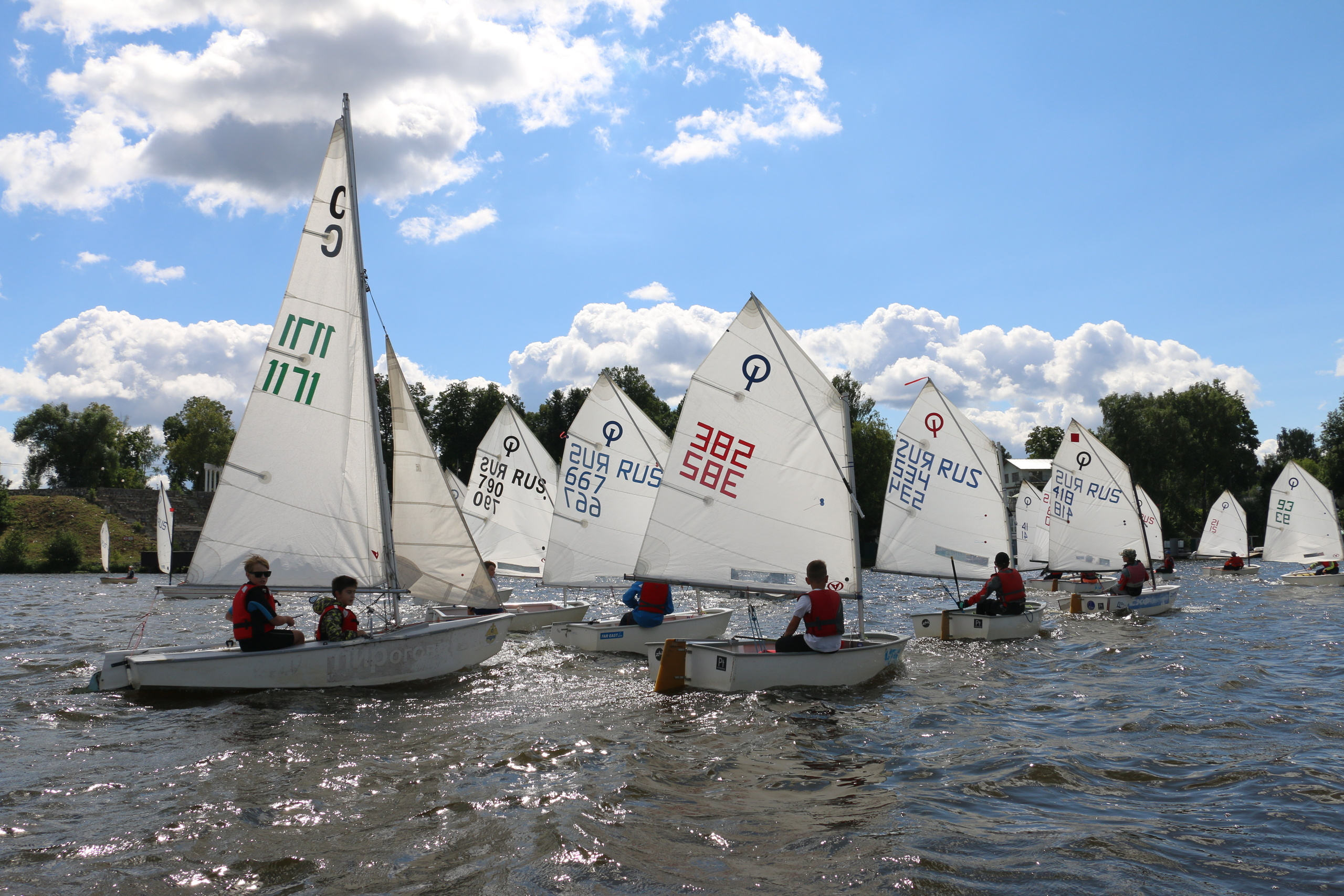 Парусный спорт, фото яхты, спортсмены, детский спорт, яхтинг, парус, у. Мария Ткаченко. Документальная фотография