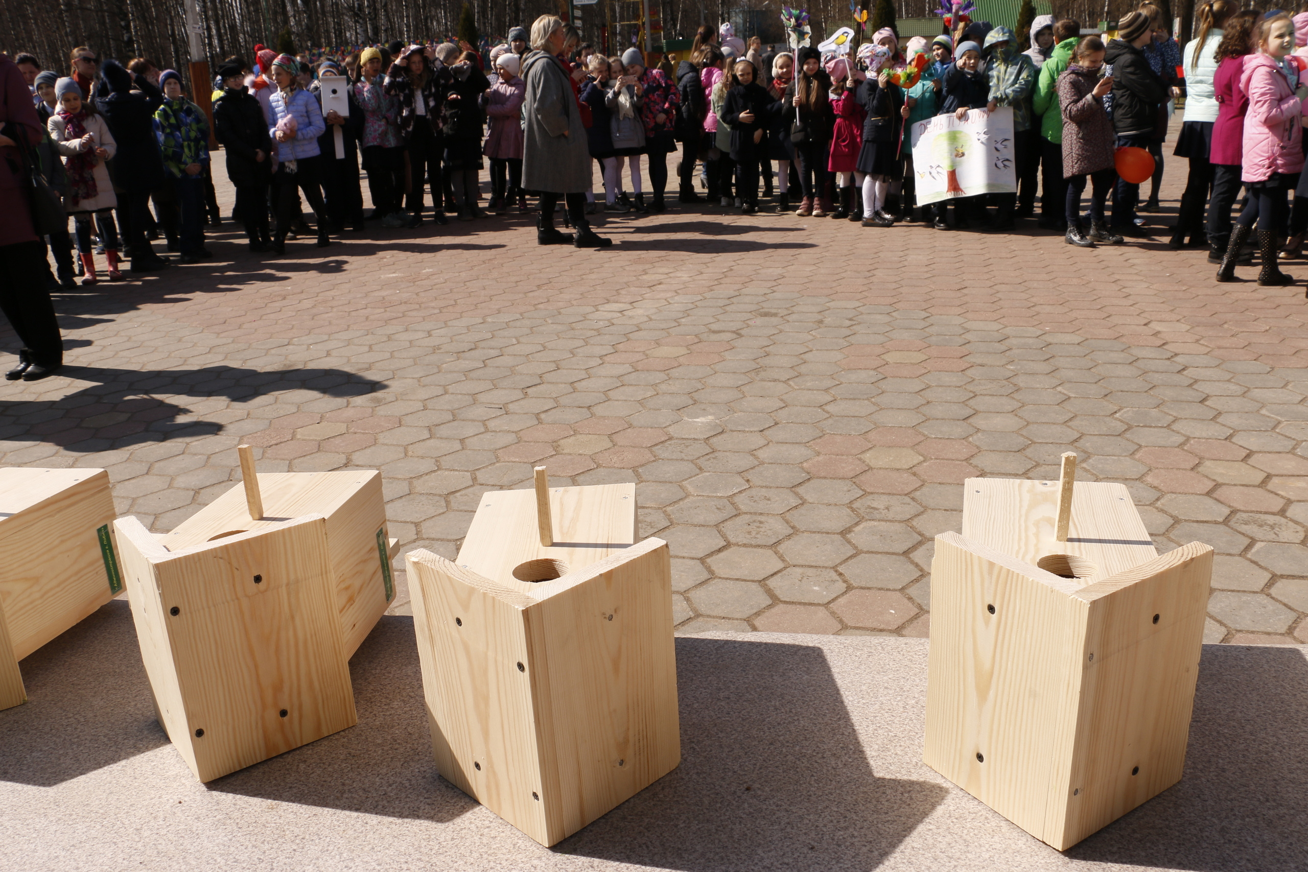 Прилет птиц, дети, экологическая акция, весна, скворечник, установка с. Мария Ткаченко. Документальная фотография