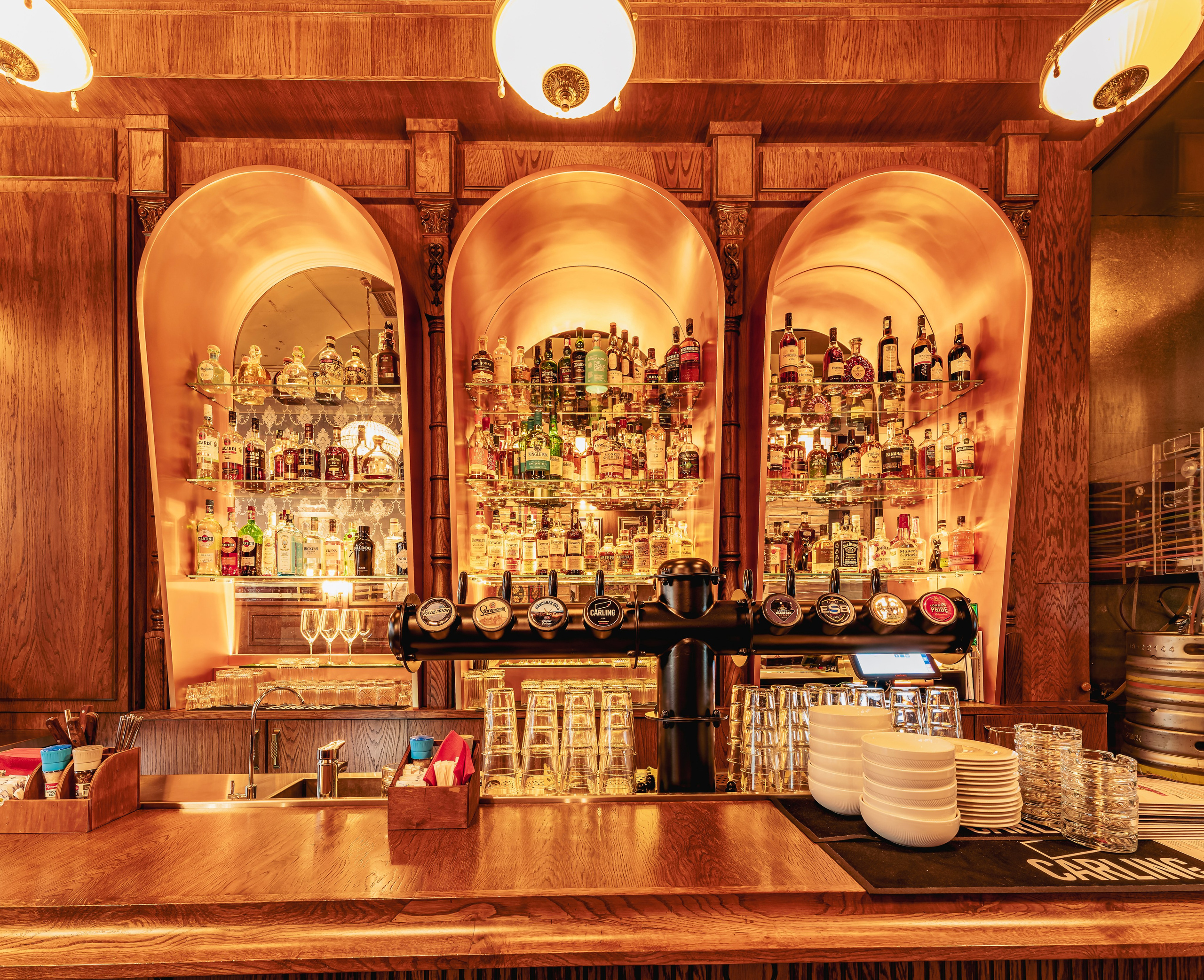 Алматы, Fuller's 4you — камерный паб в верхней части города, апрель 2025. Интерьерный фотограф Алматы