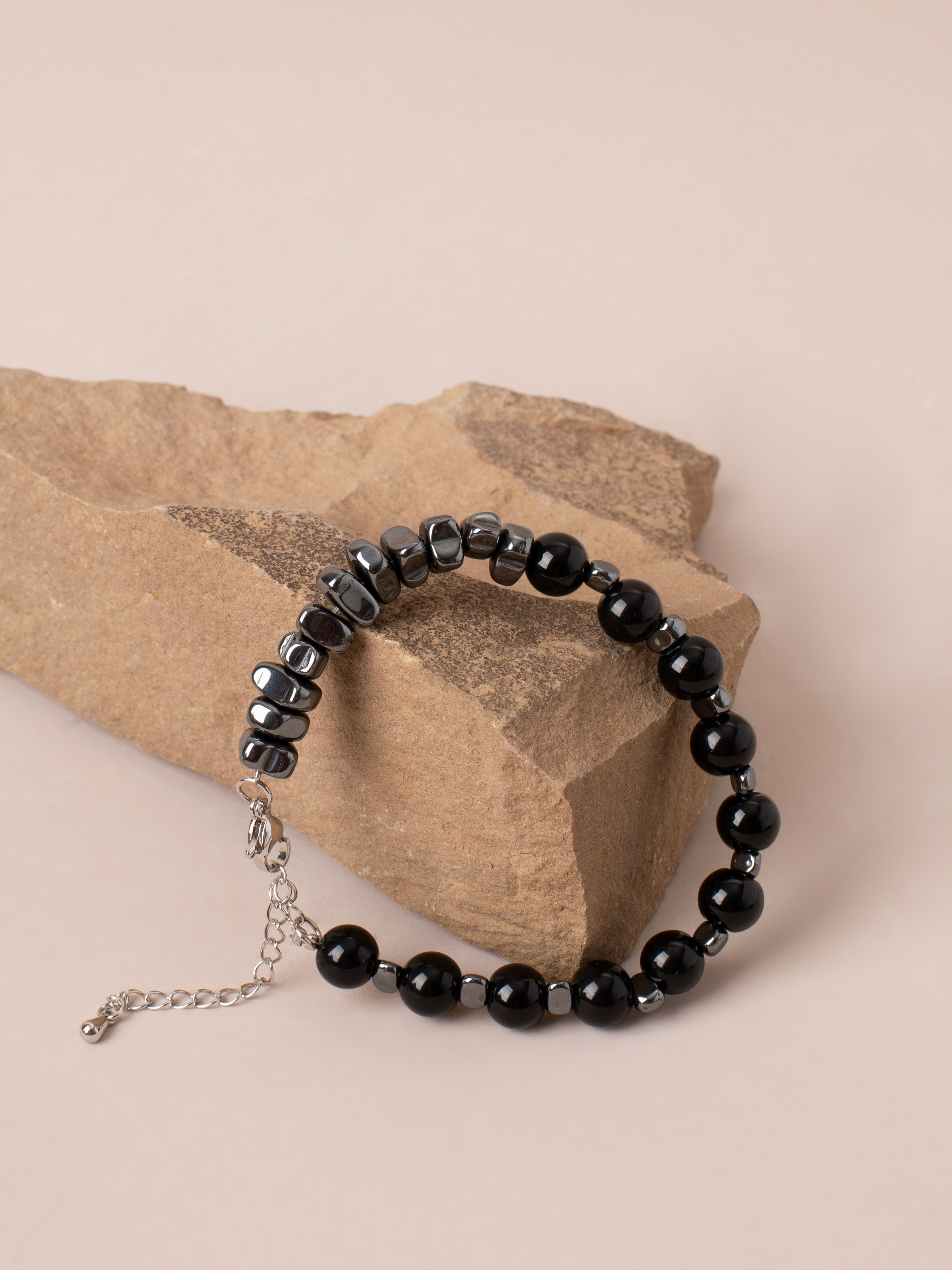 Браслеты ручной работы. Фотостудия предметной и модельной съёмки для маркетплейсов