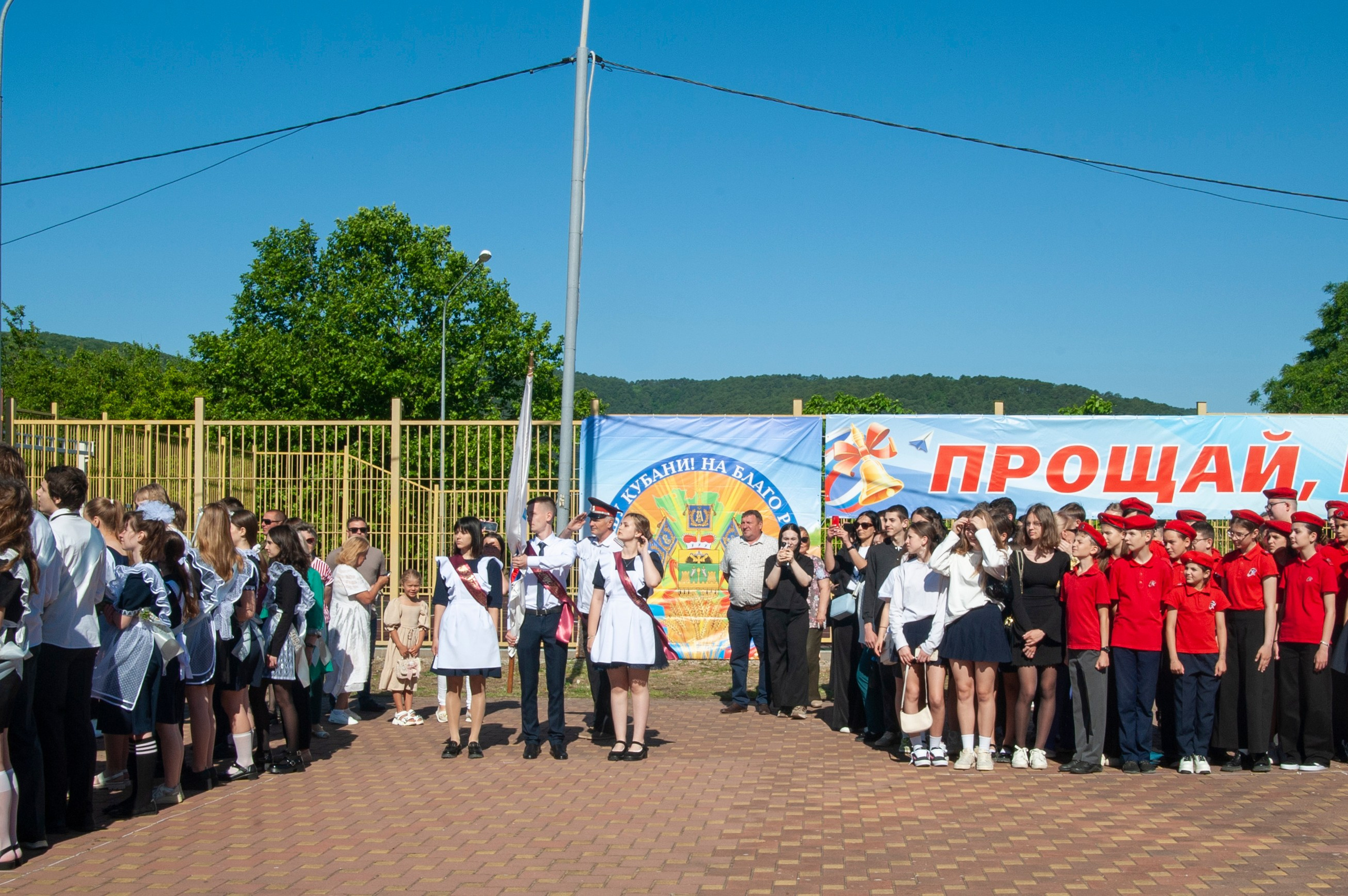 Последний Звонок МАОУ СОШ № 17 им. Эдуарда Есаяна — Архипо-Осиповка. Свадебный и семейный фотограф Денис Лукьянов в Краснодаре, Краснодарском крае и Республике Крым