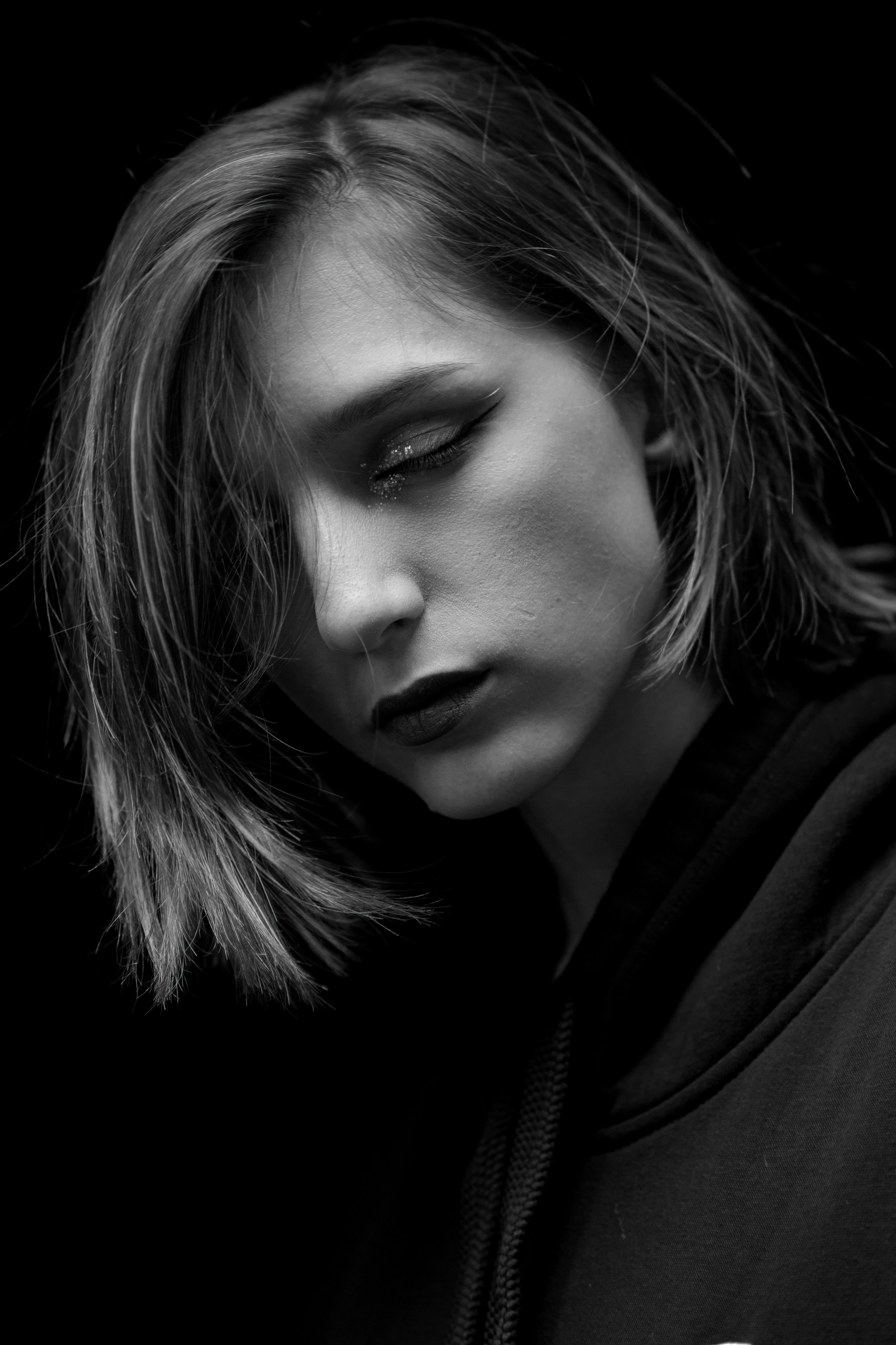 Фотосессия на 18тилетие на территории Красного октября в черной толстовке, крупный план с закрытыми глазами, черно-белый портрет.
