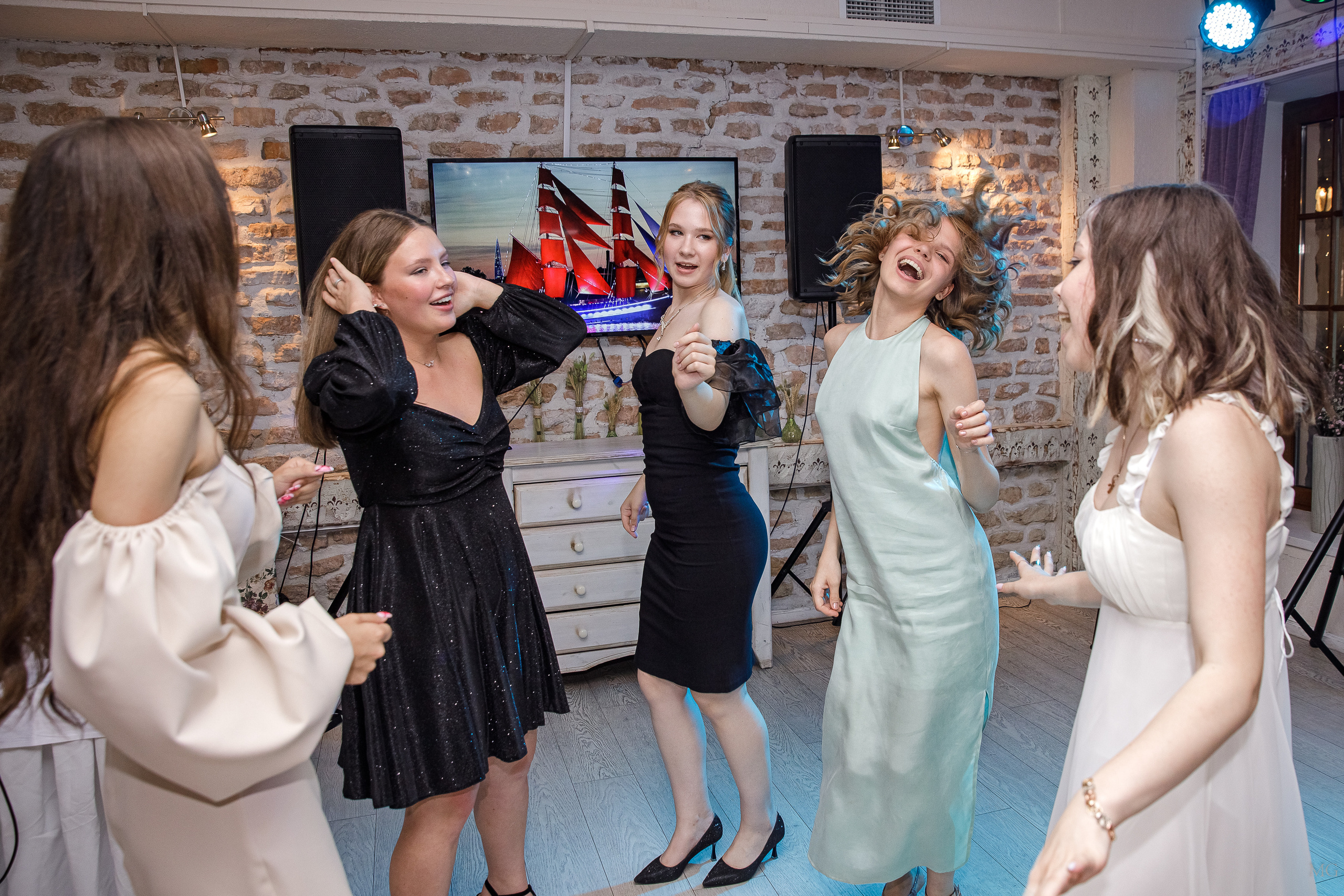 Выпускной 11Б ресторан Черемша. Маша Гонтарь Семейный домашний репортажный фотограф в Санкт-Петербурге