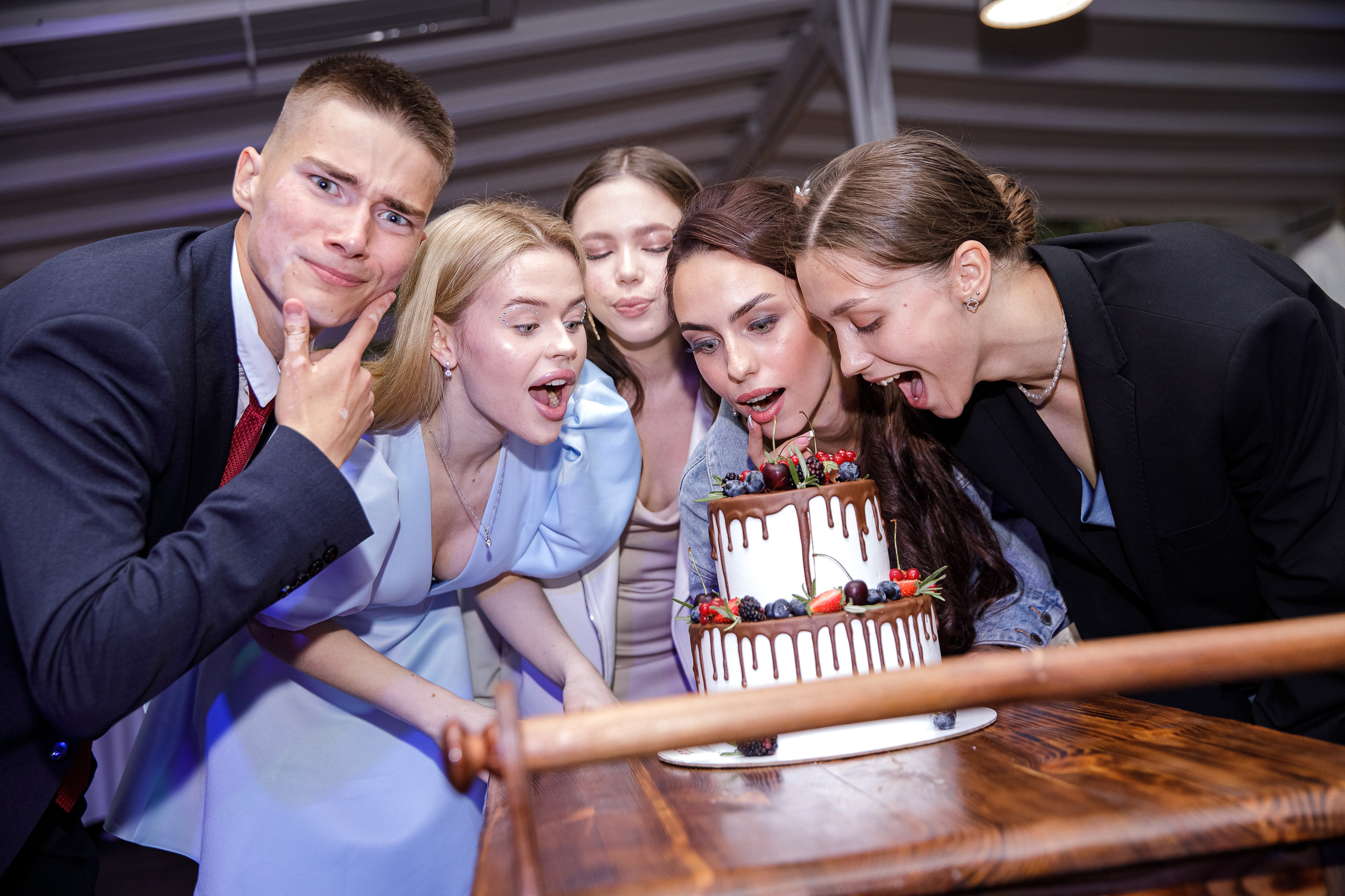 Огненный выпускной ресторан Залесье. Маша Гонтарь Семейный домашний репортажный фотограф в Санкт-Петербурге