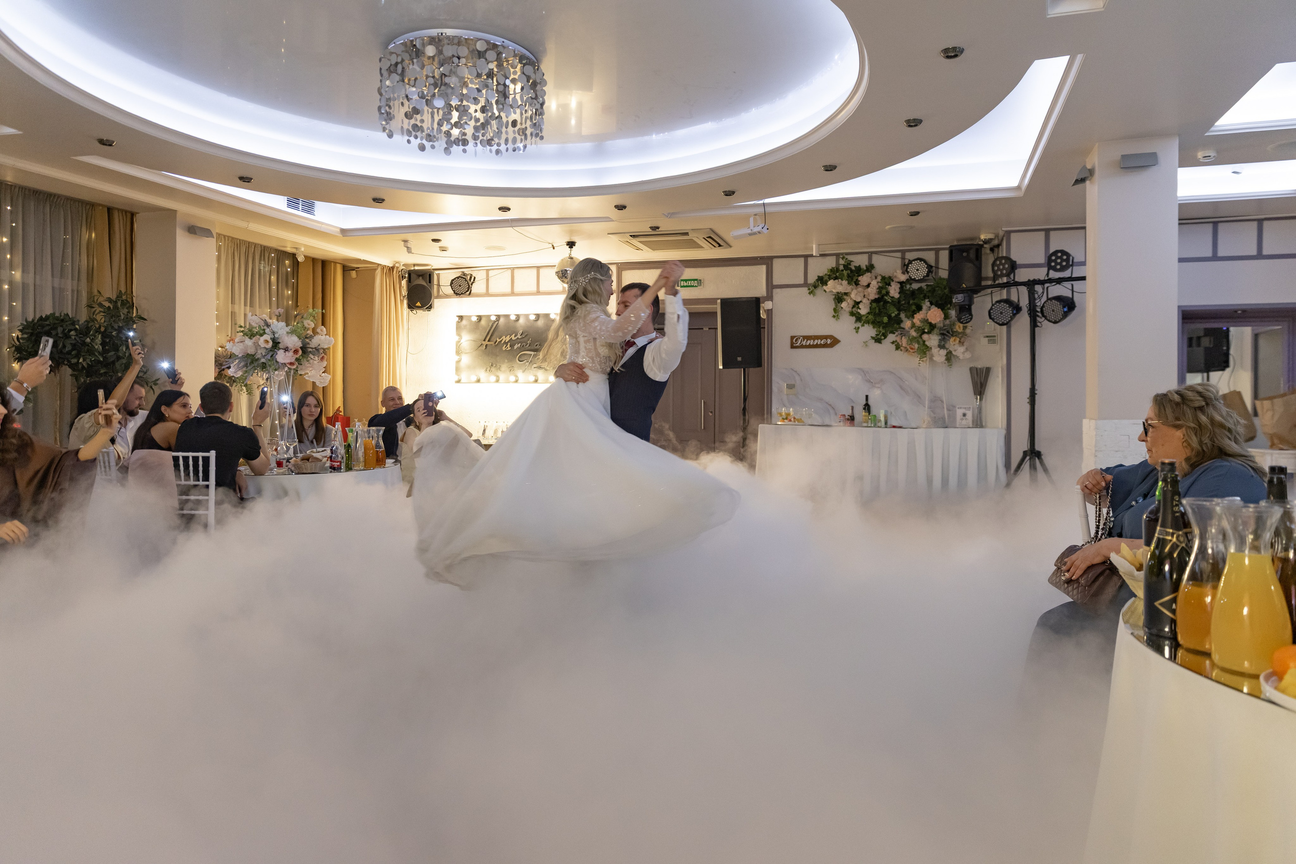 Нежный танец невесты и жениха