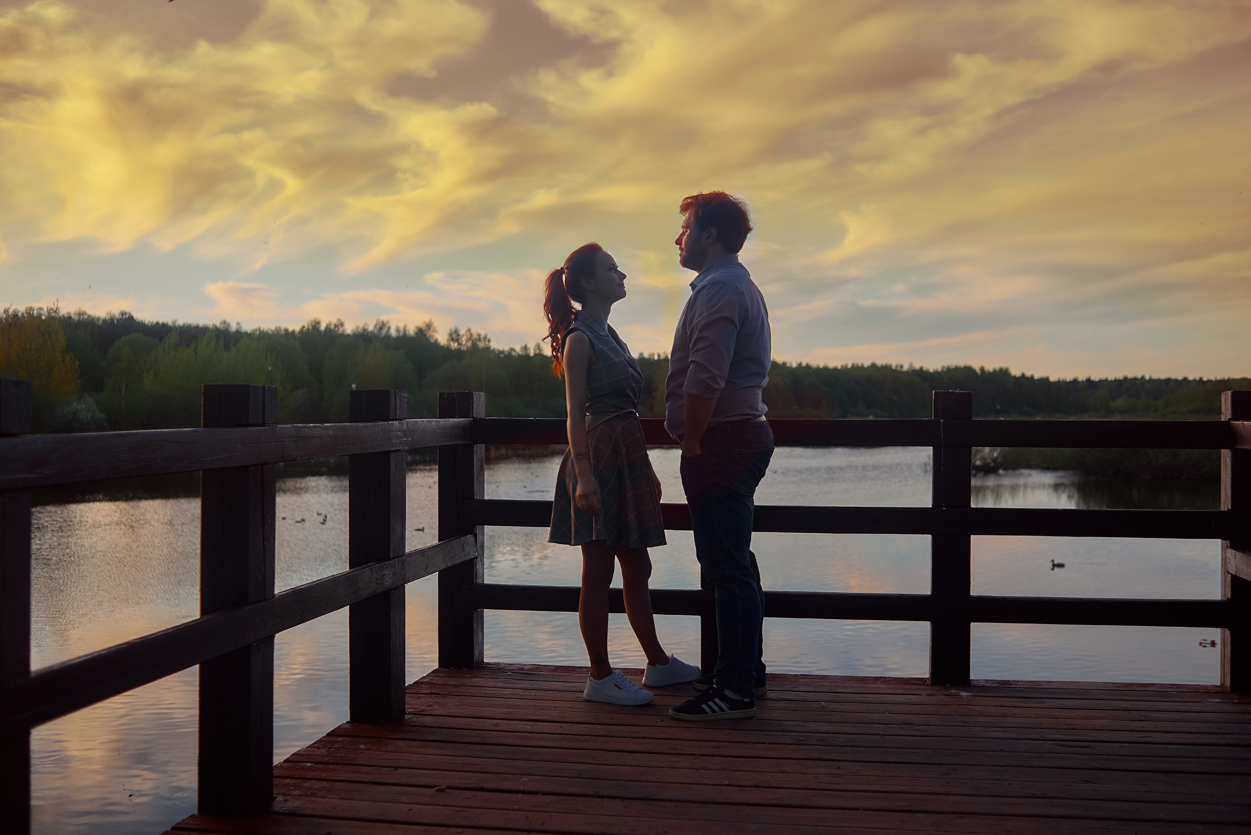 лавстори пары на закате на берегу  у воды