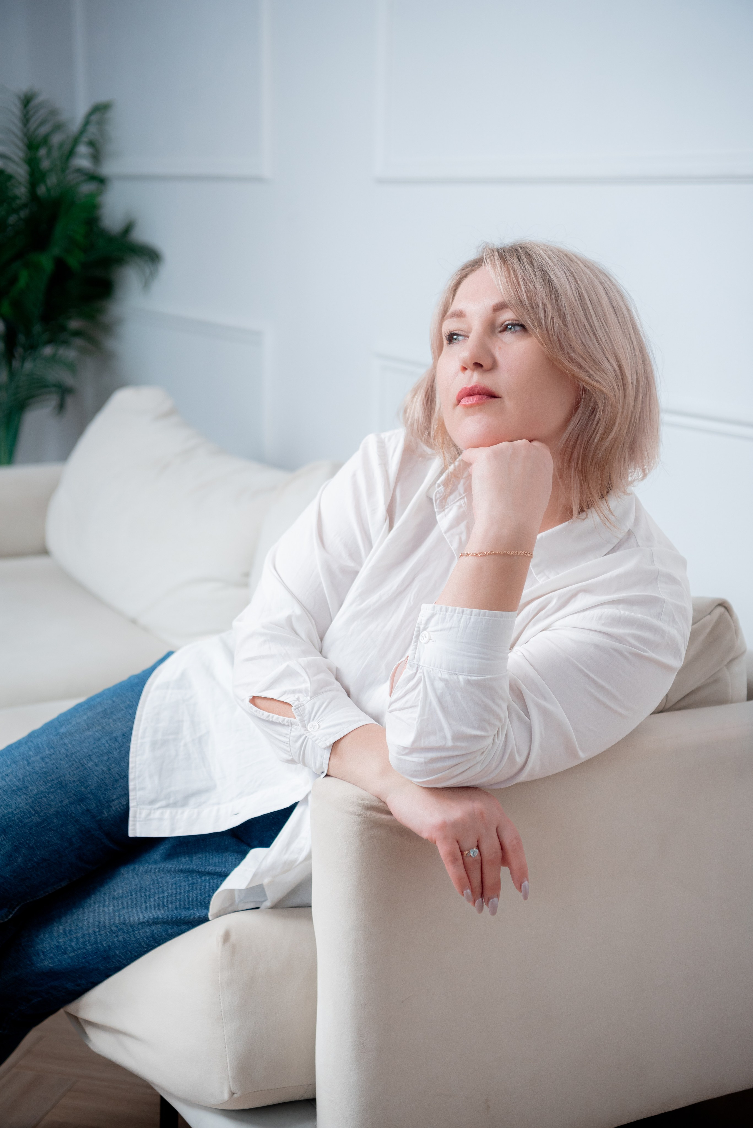 Портрет мамы сидя на диване в студии