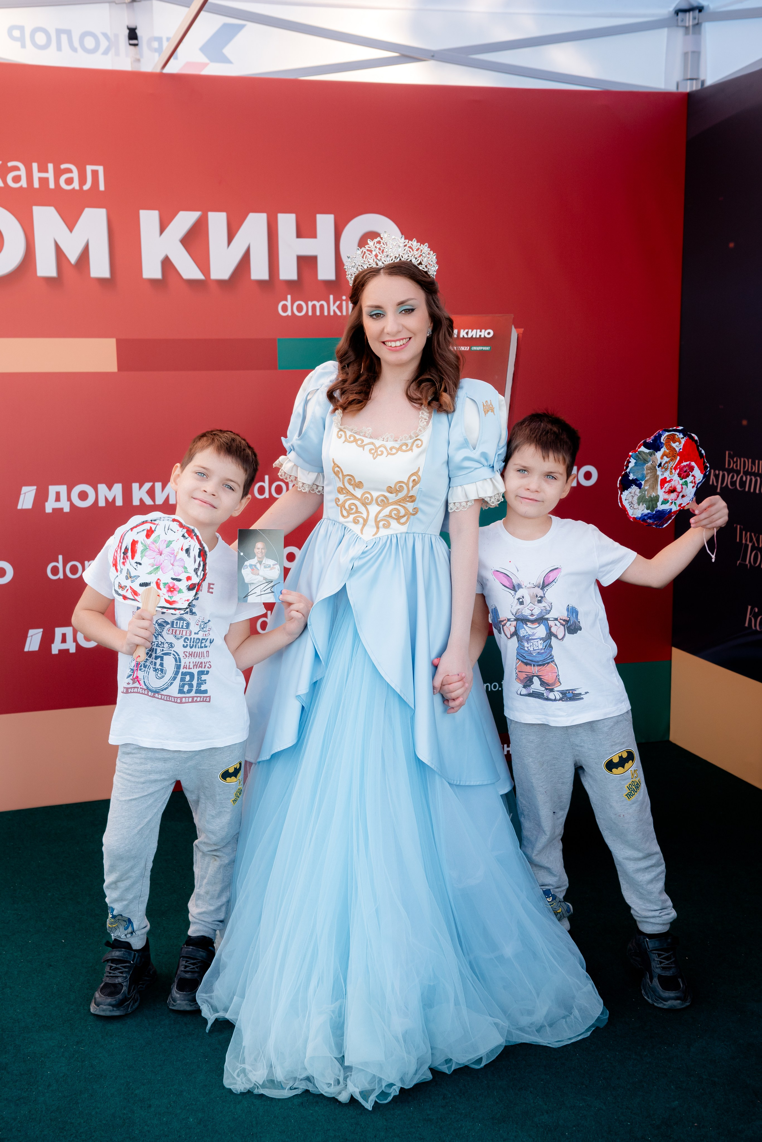 Портретные фото с артистами в палатке Триколор Дом Кинов на день города Волгоград. Фотограф в Волгограде и Волжском Александр Горбань