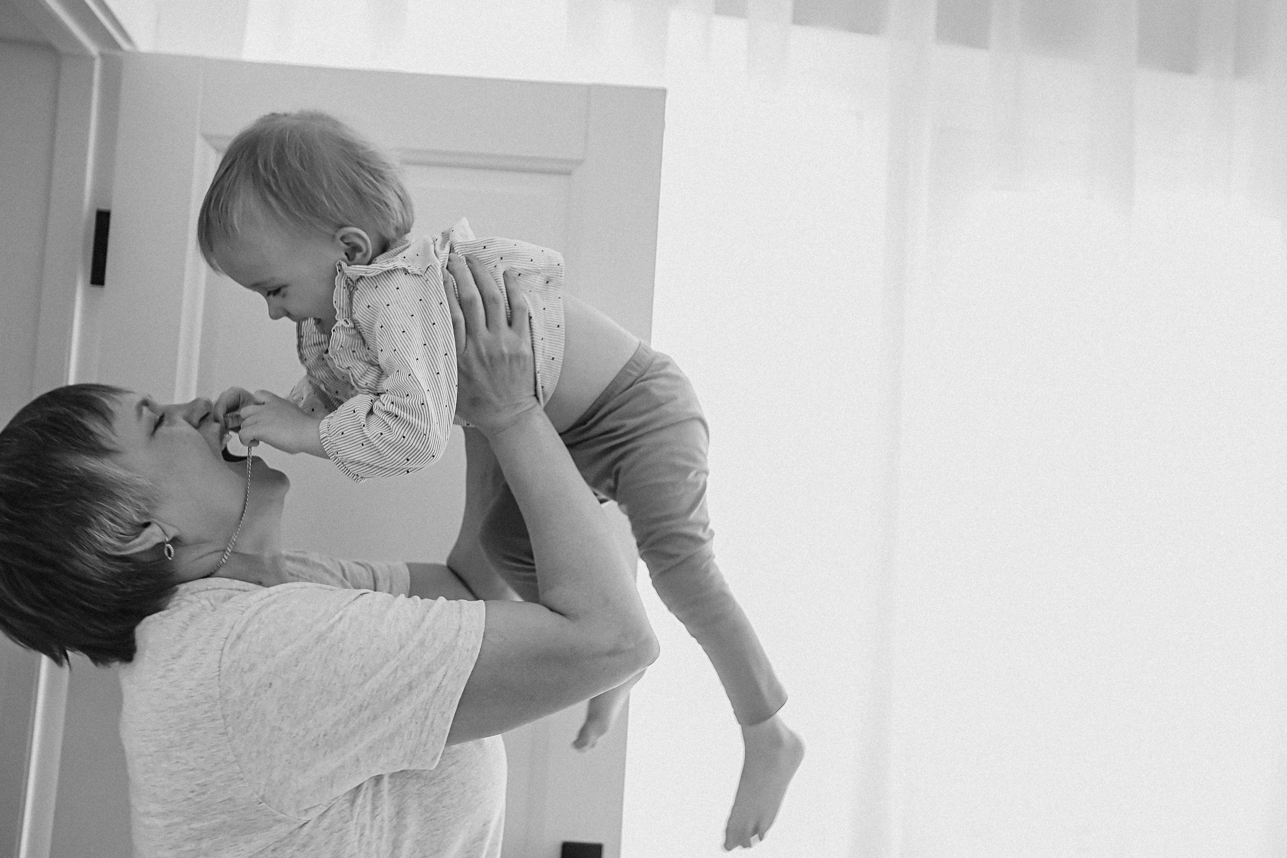 Семейная в домике (репортаж). Семейный фотограф Тюмень, фотограф на роды Салмина Мария