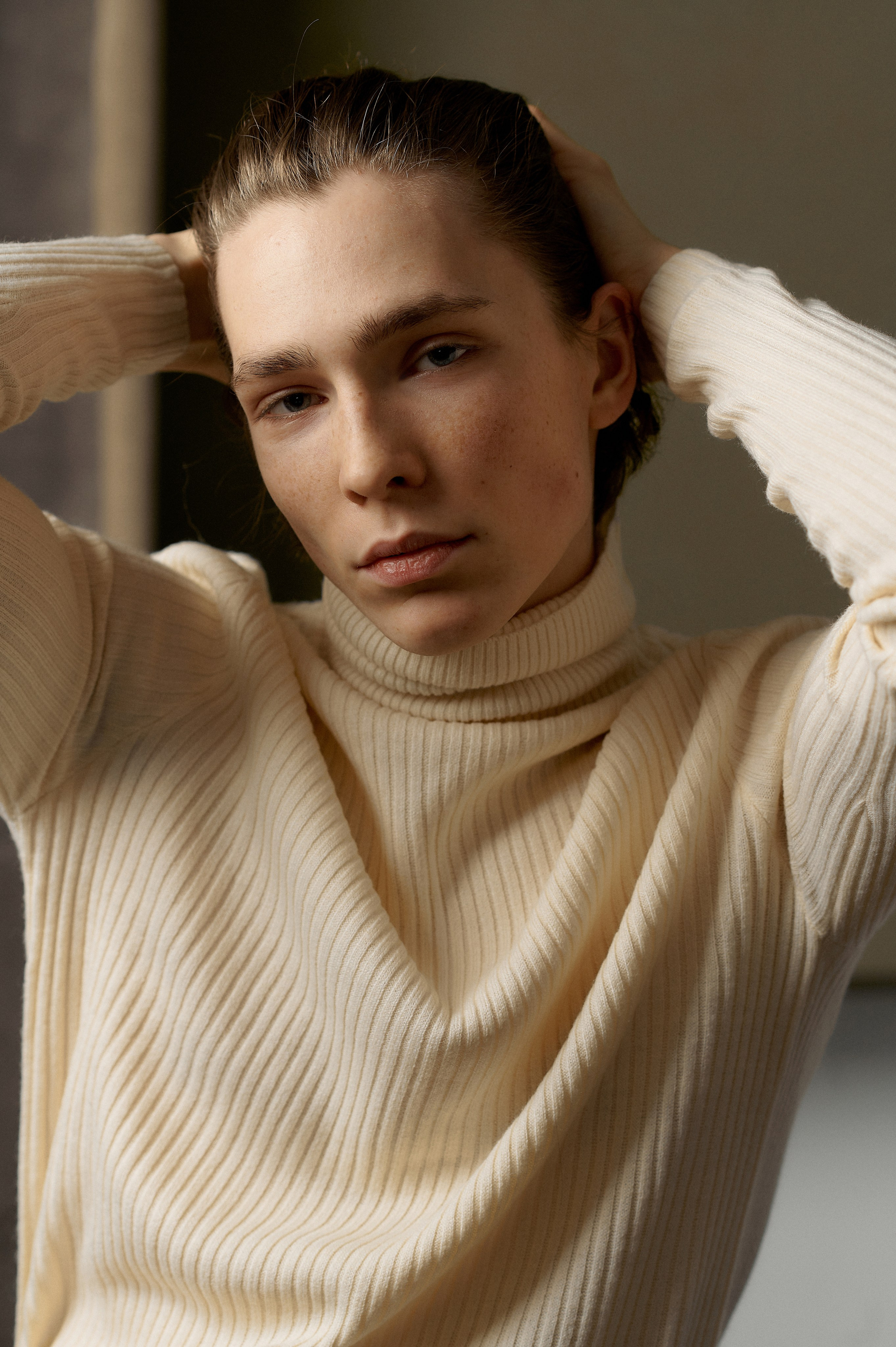 Парень модель в бежевой водолазке