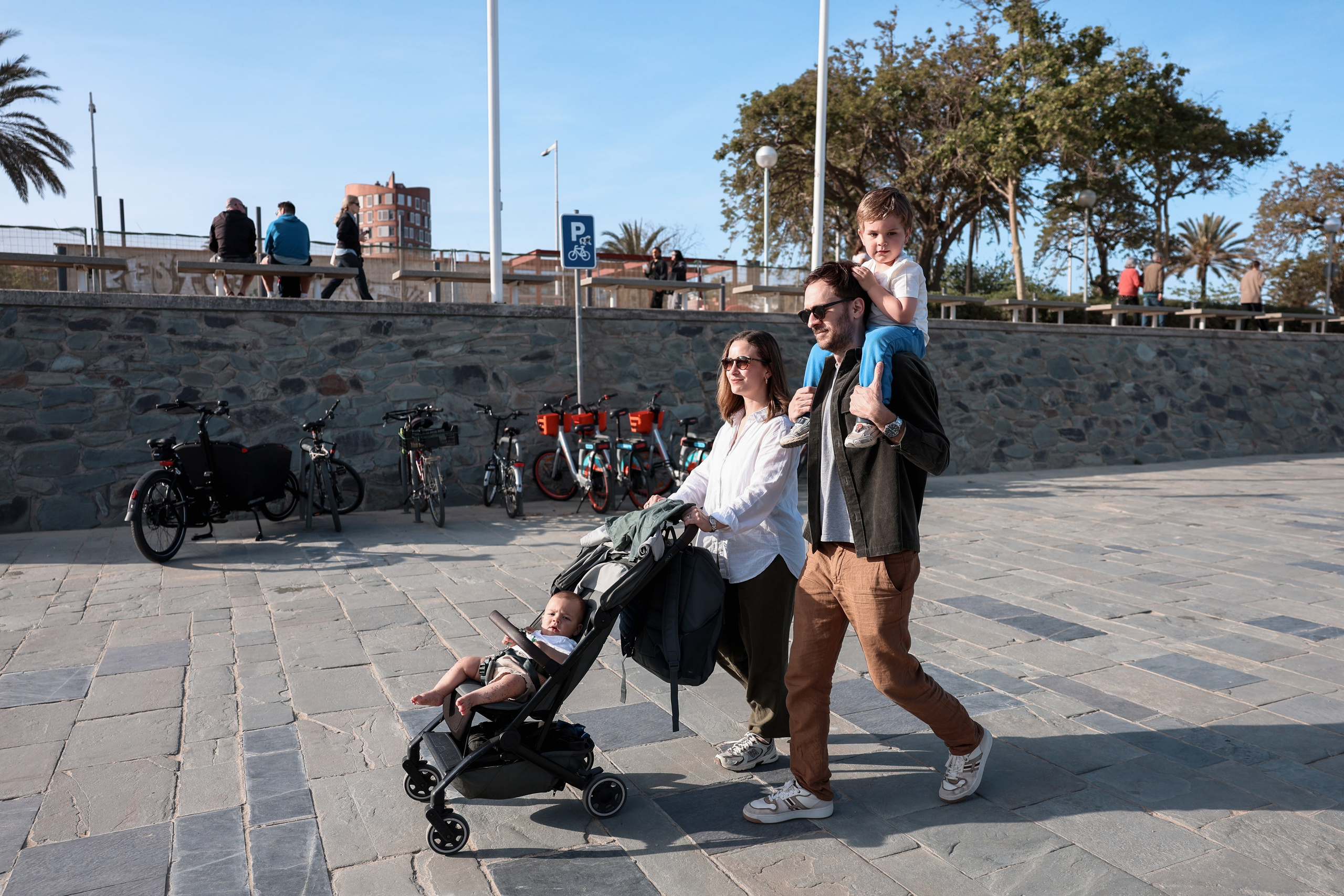 Family pizza at the sea. Natalia Zhuravleva|family, newborn, maternity photographer in Barcelona