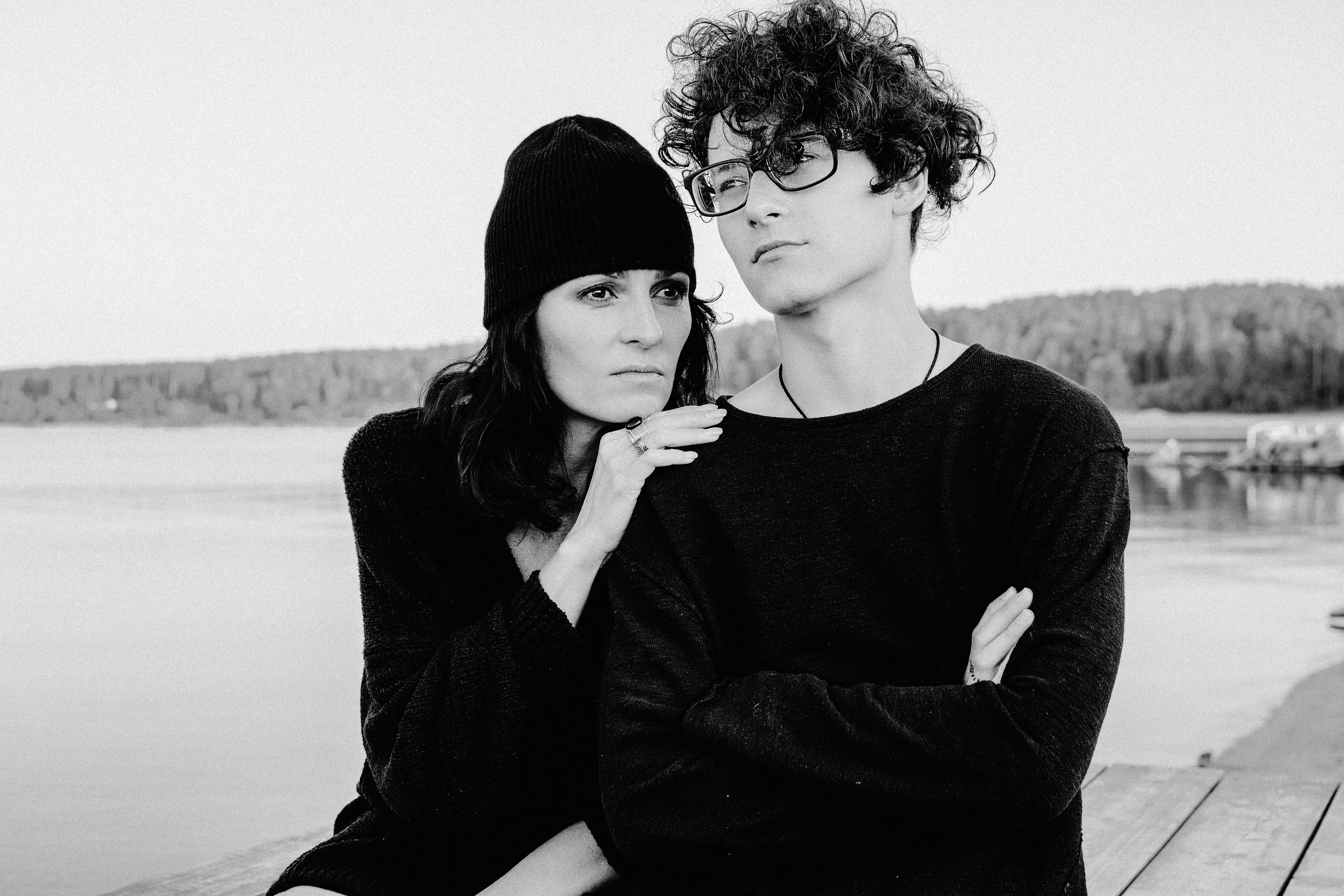 Мама и сын на пирсе у воды — семейная фотосессия в Москве