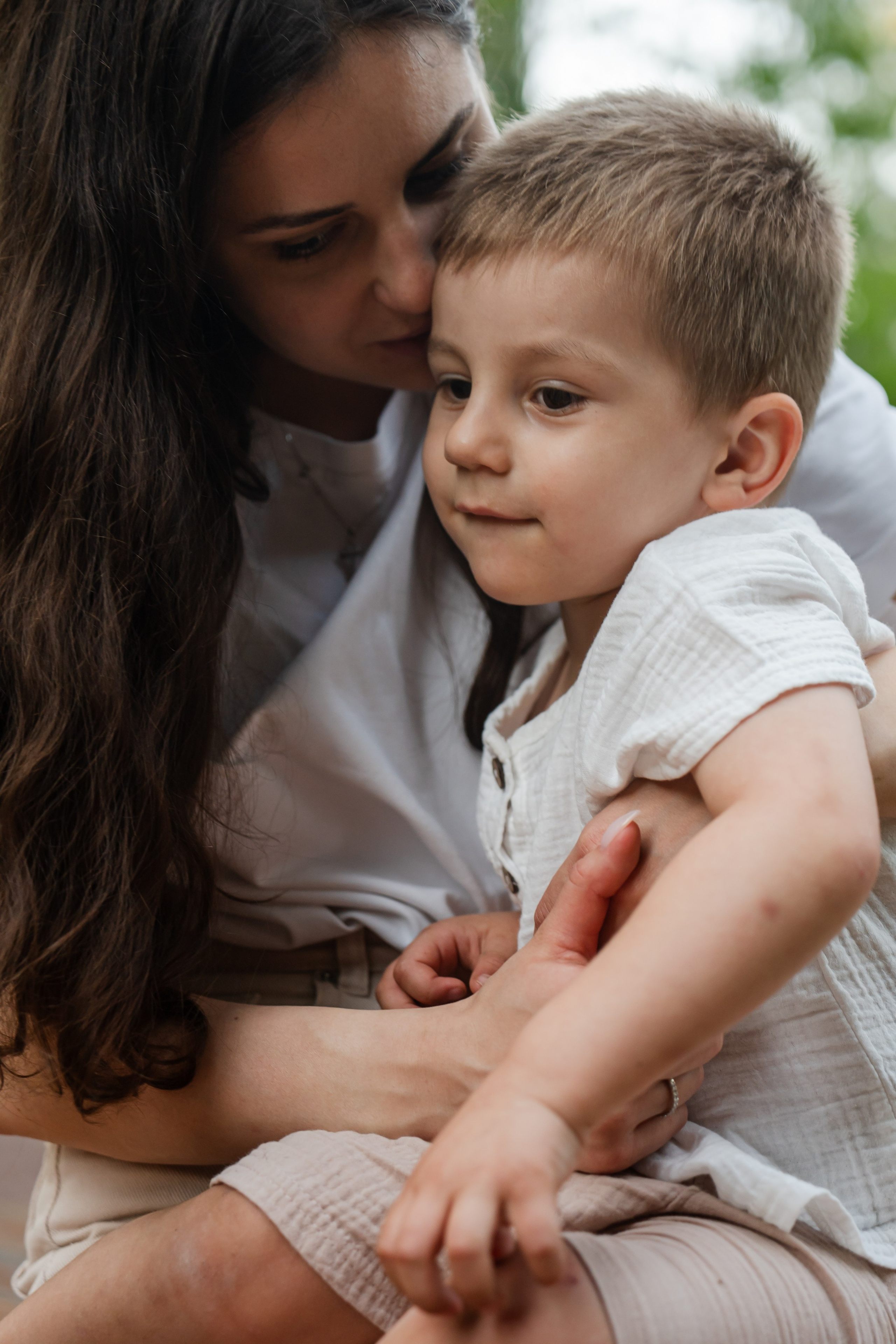 объятия мамы и сына. теплая атмосферная семейная фотосессия летом в парке. фотограф Людмила Строкова