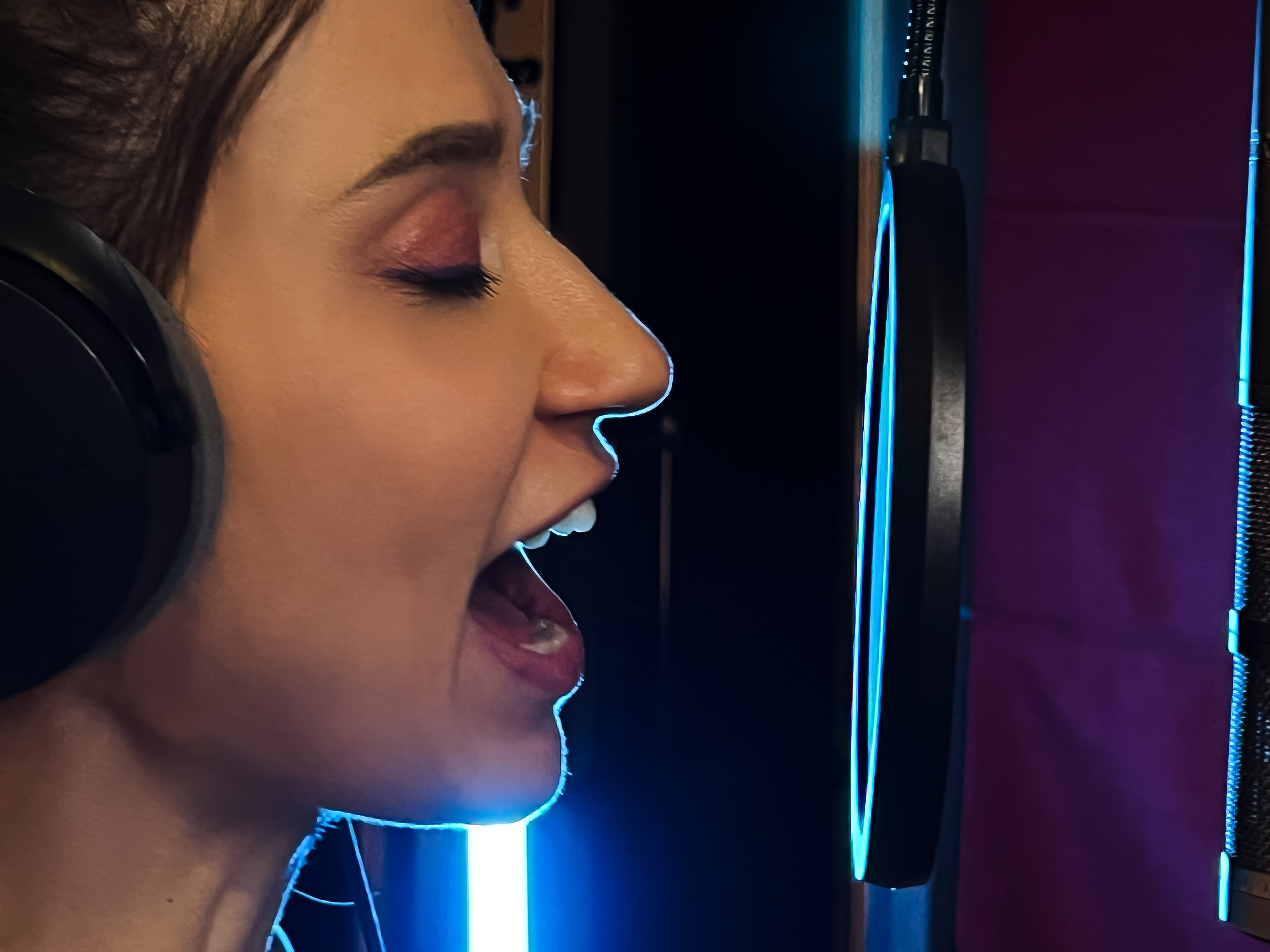 профессиональная фотосъемка певицы в студии звукозаписи