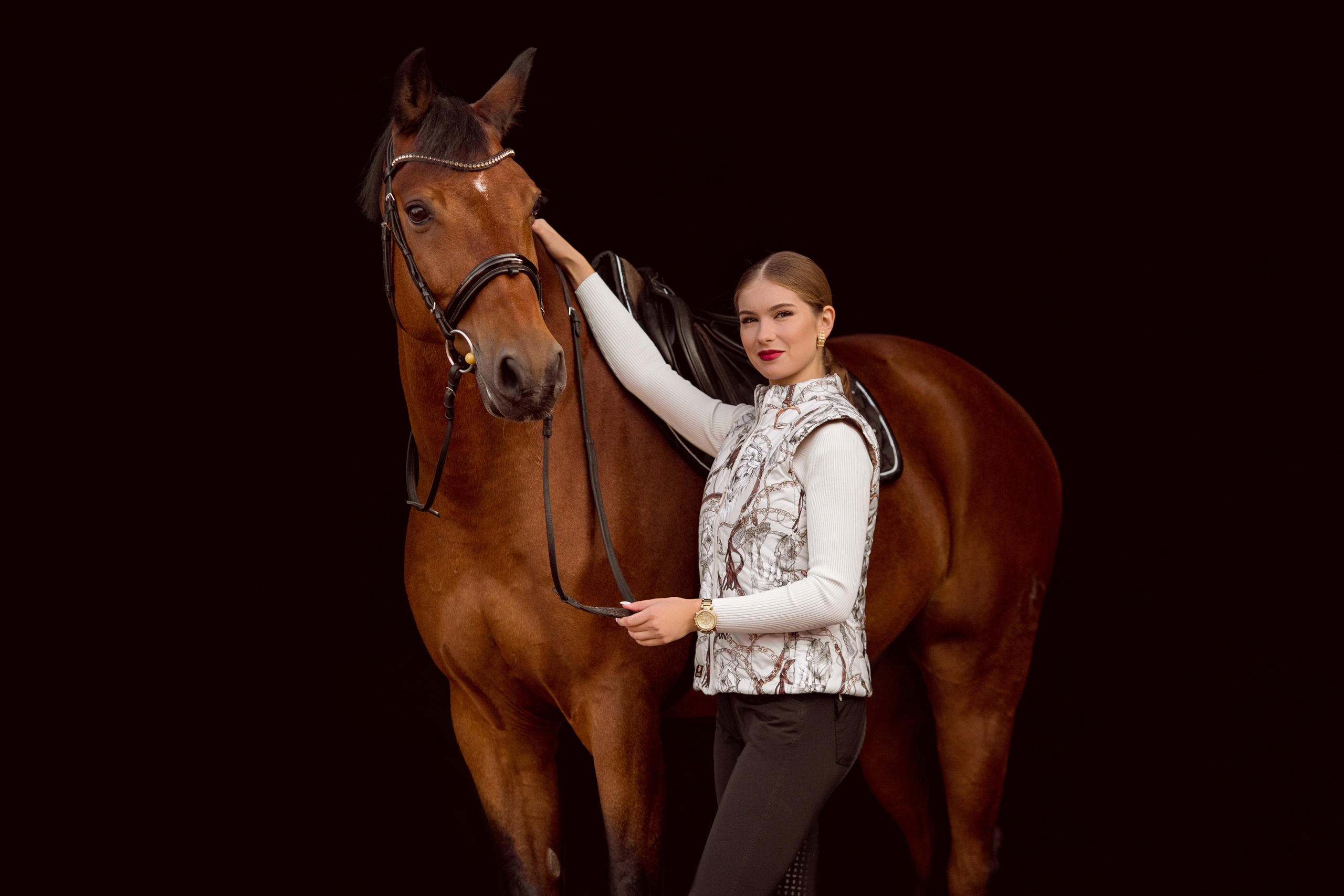 Фото девушки с двумя лошадьми