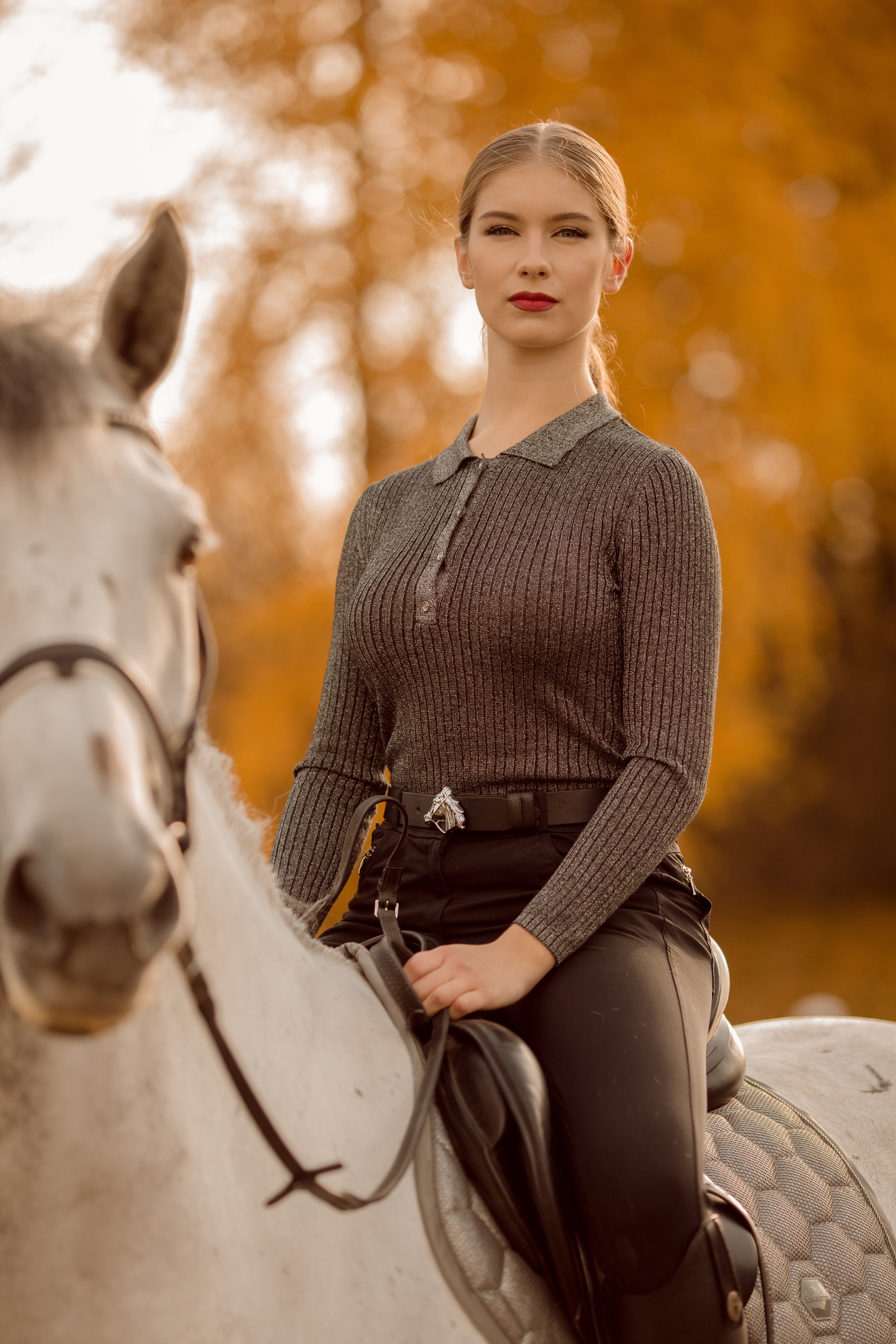 Фото девушки с двумя лошадьми