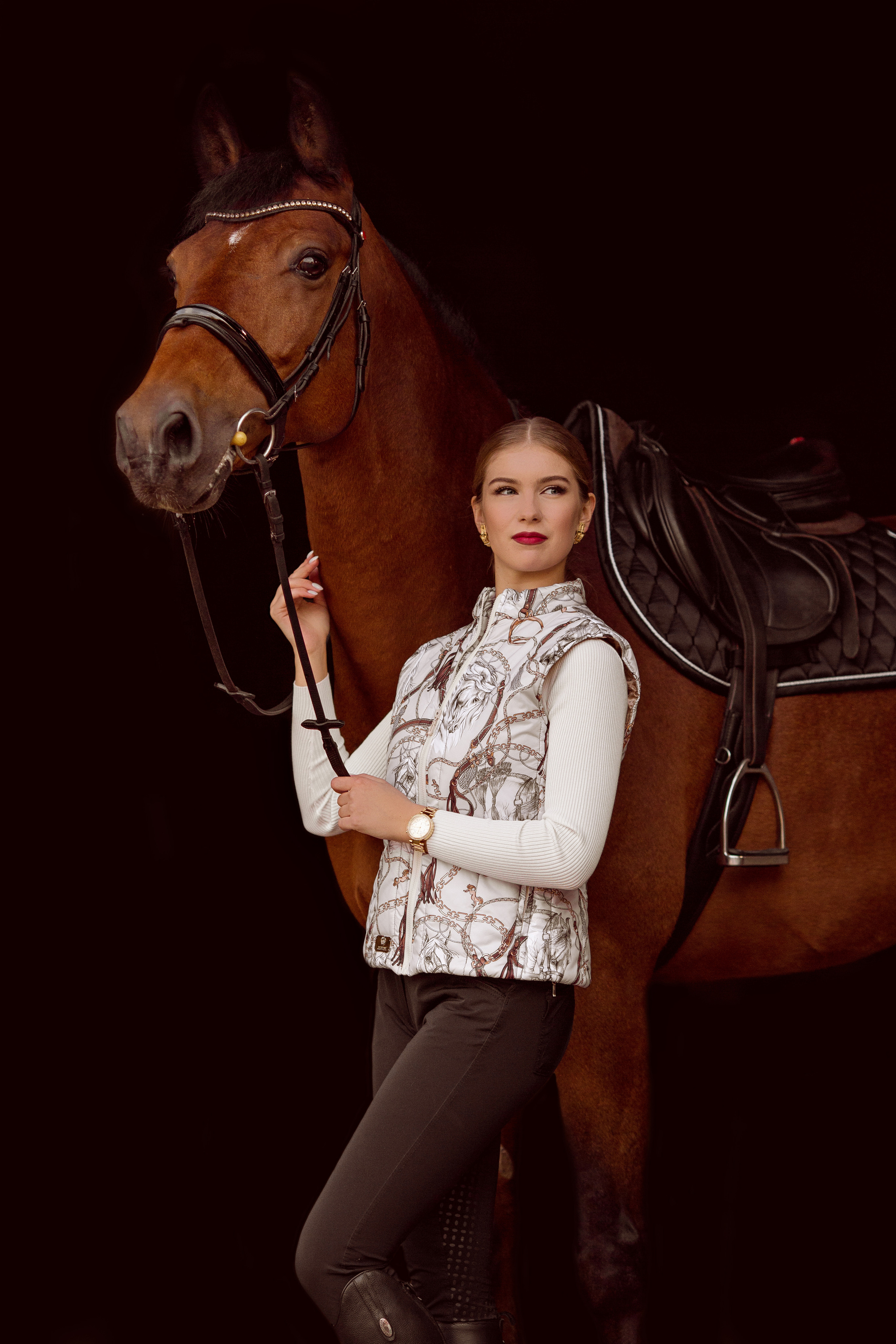 Фото девушки с двумя лошадьми