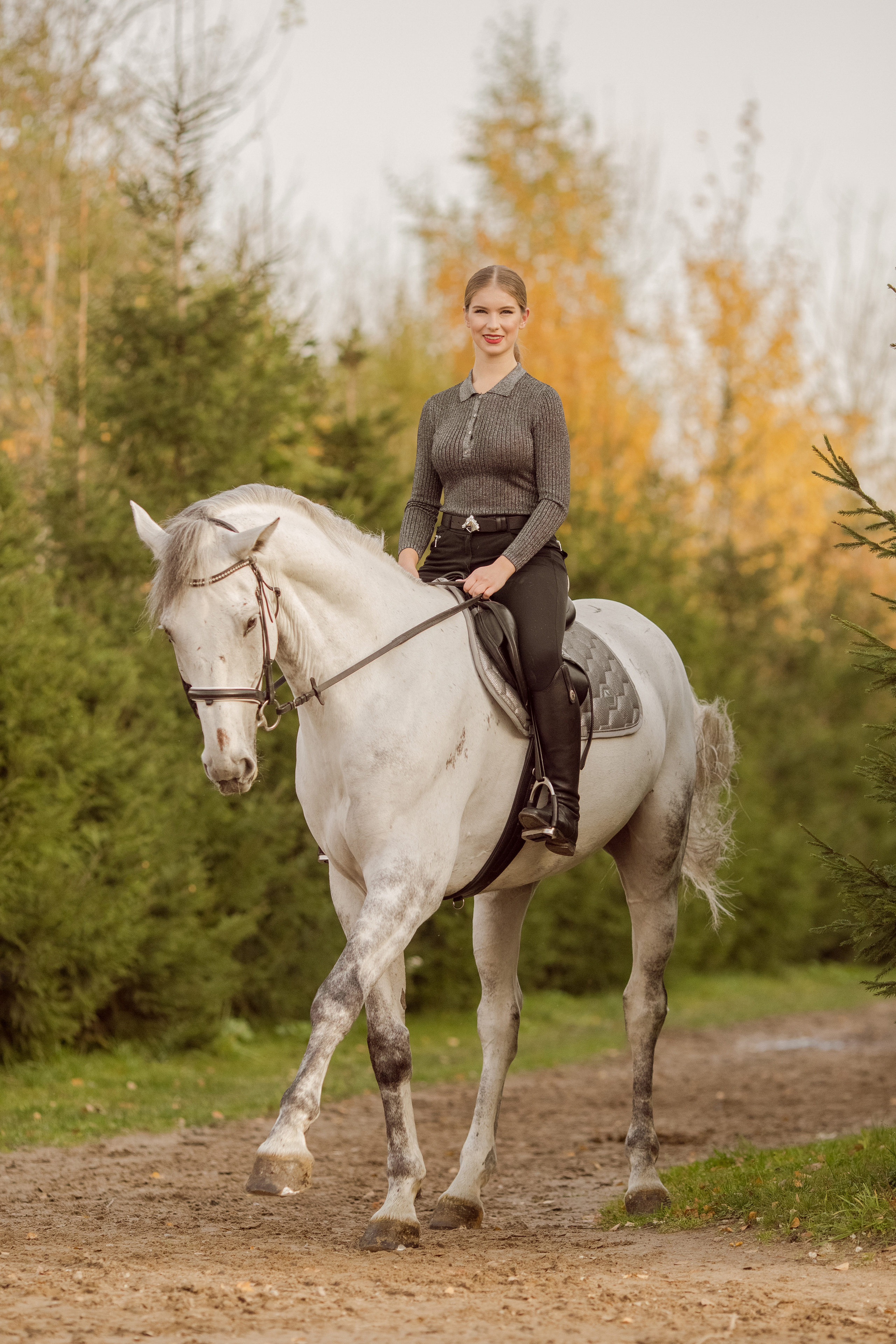 Фото девушки с двумя лошадьми