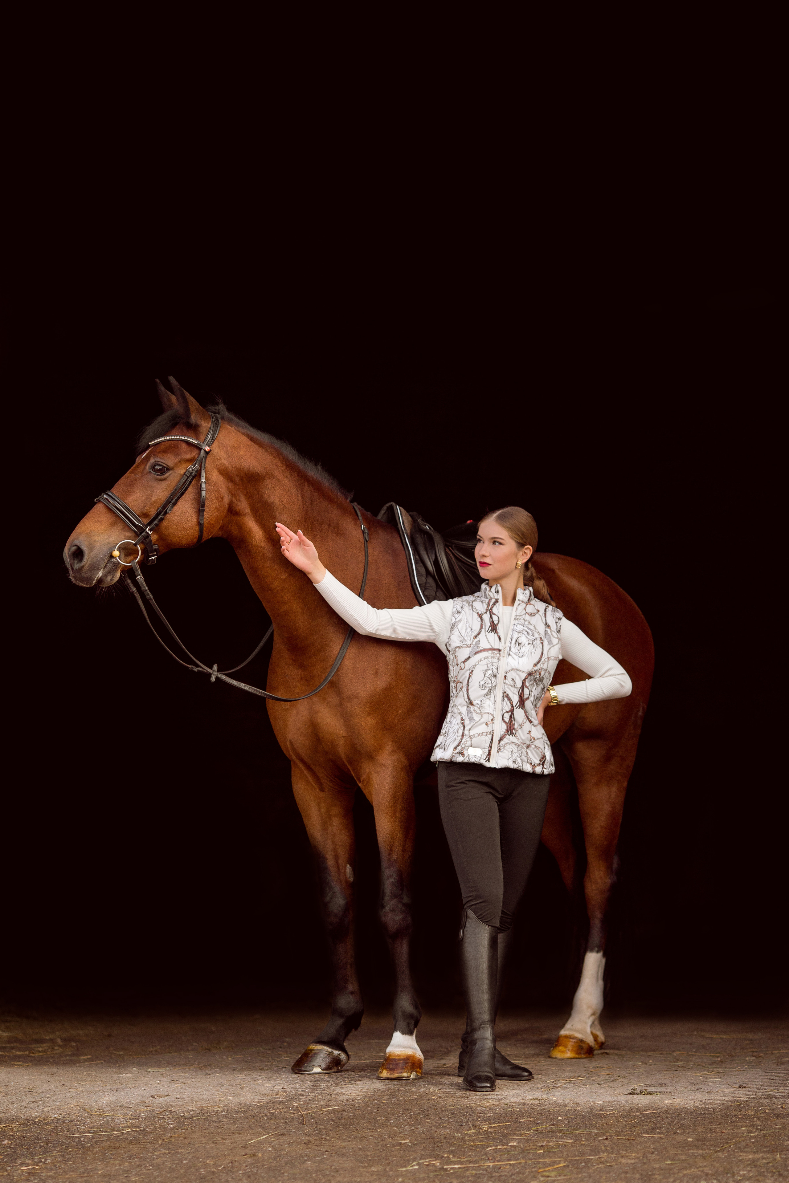 Фото девушки с двумя лошадьми