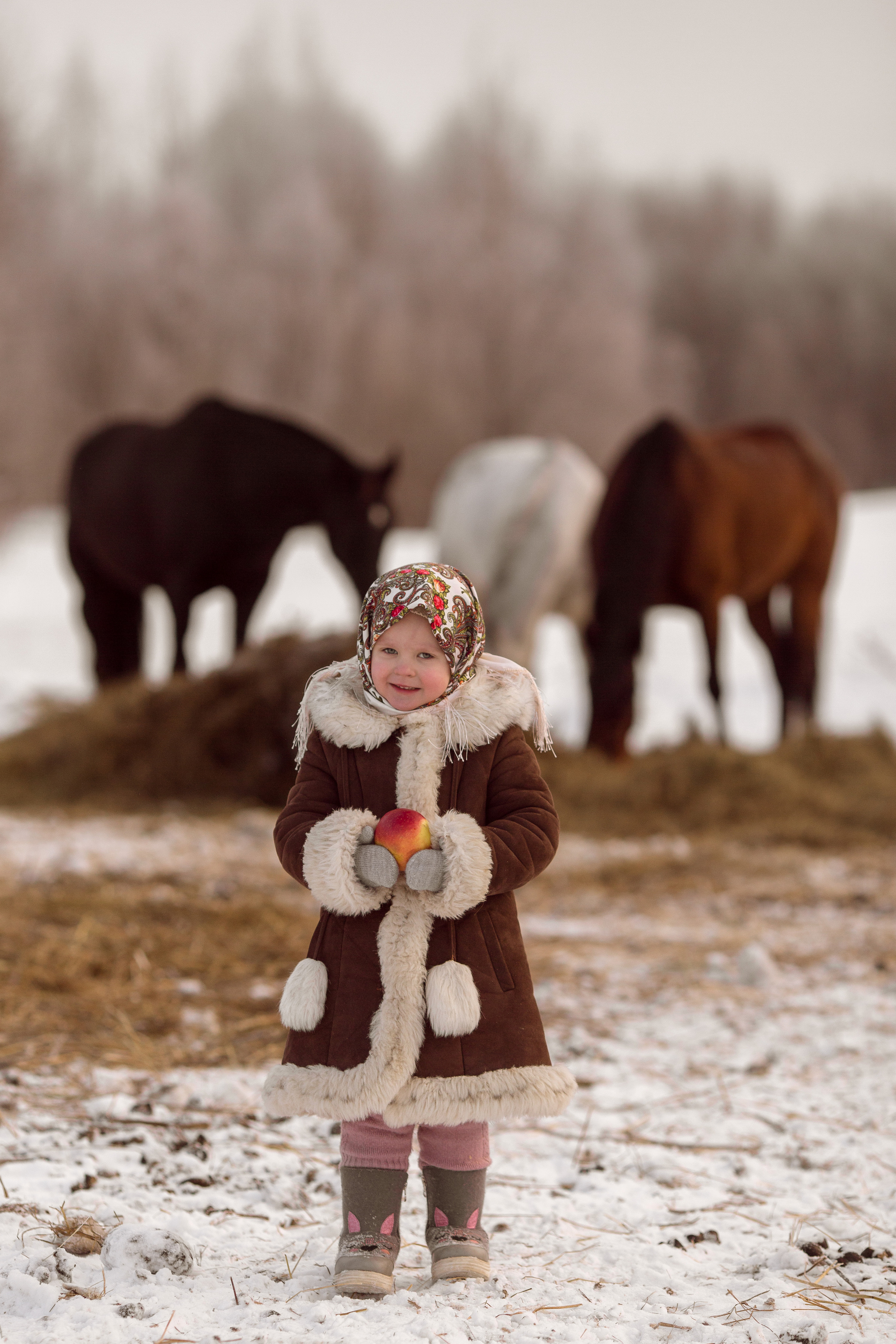 Фото ребенка с пони зимой