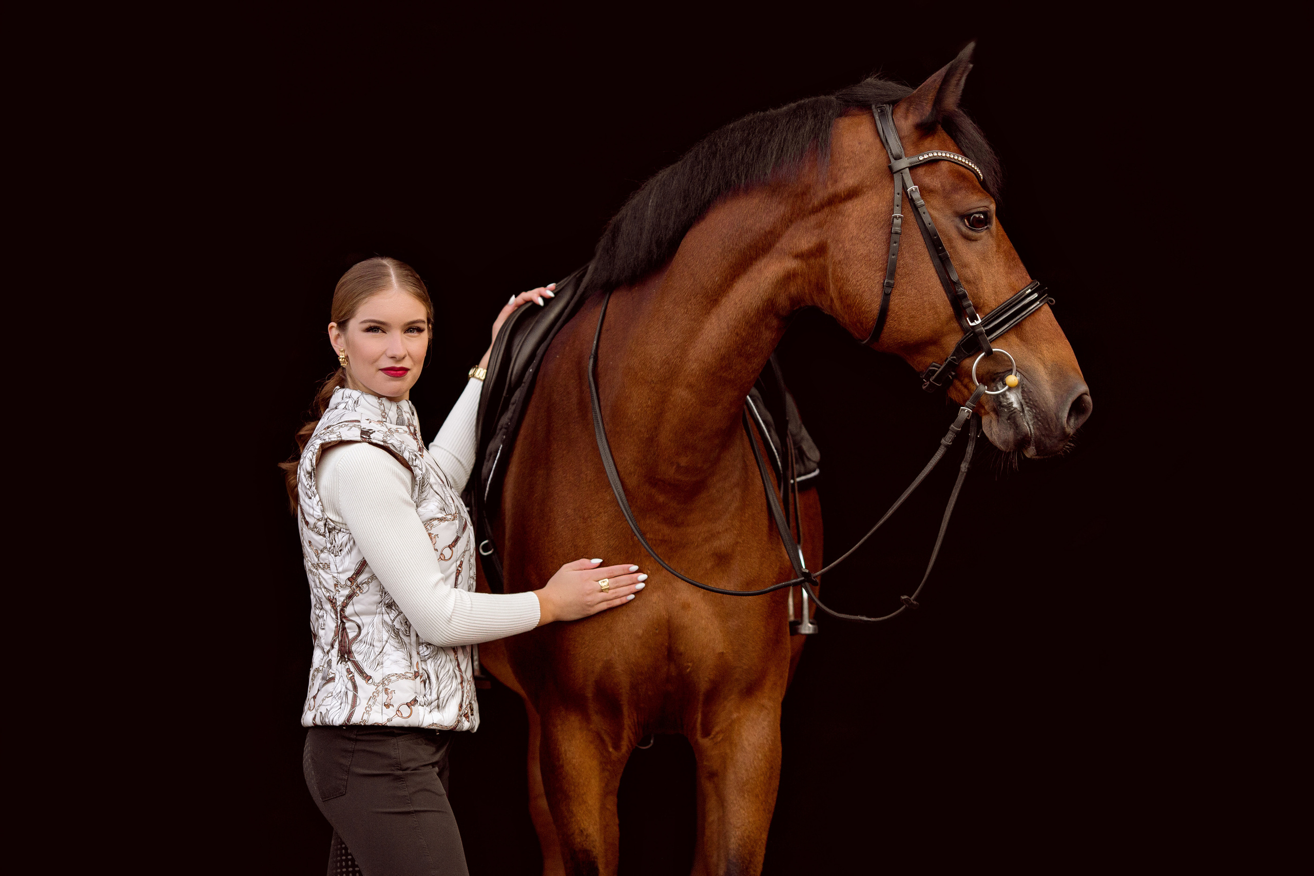 Фото девушки с двумя лошадьми