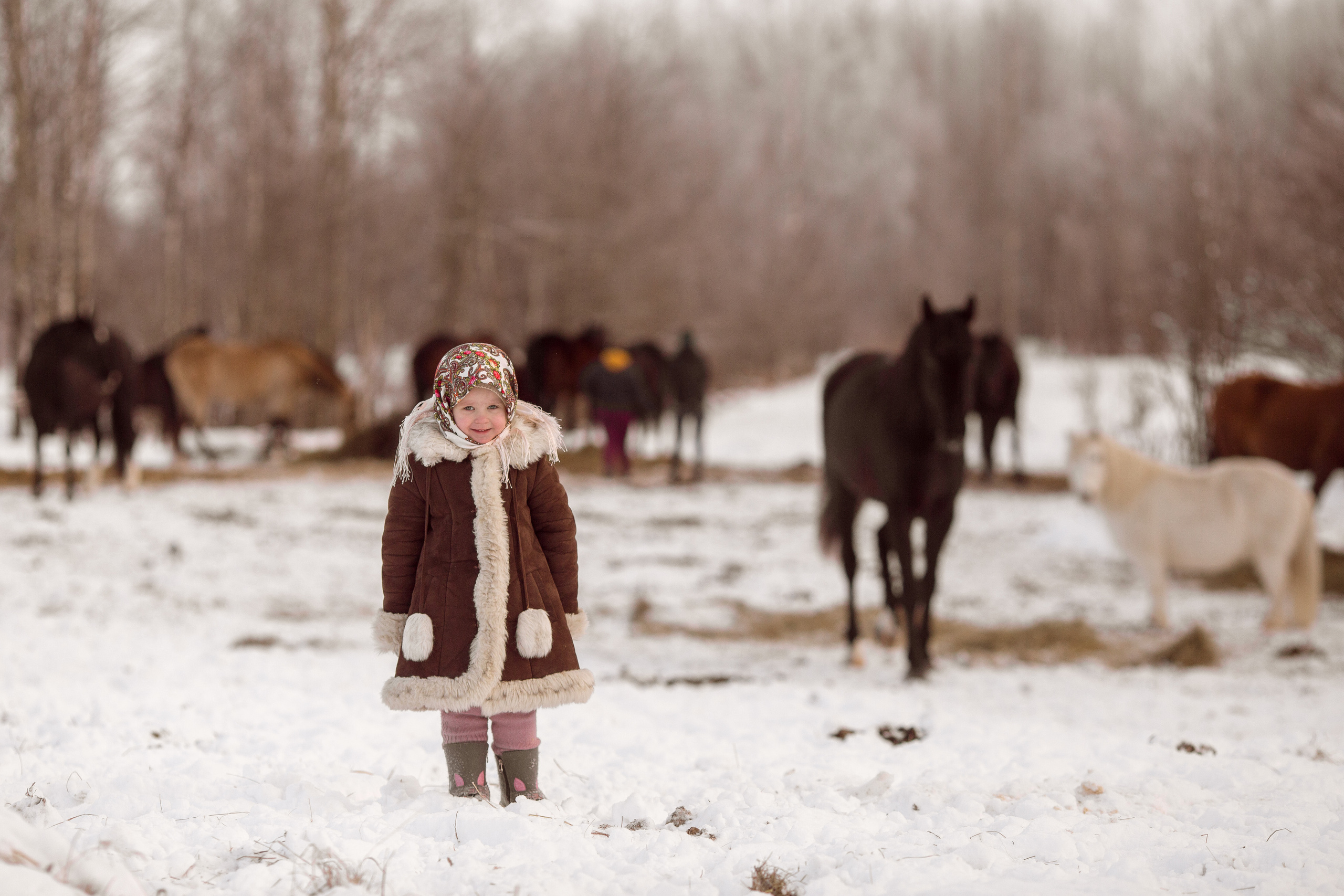 Фото ребенка с пони зимой