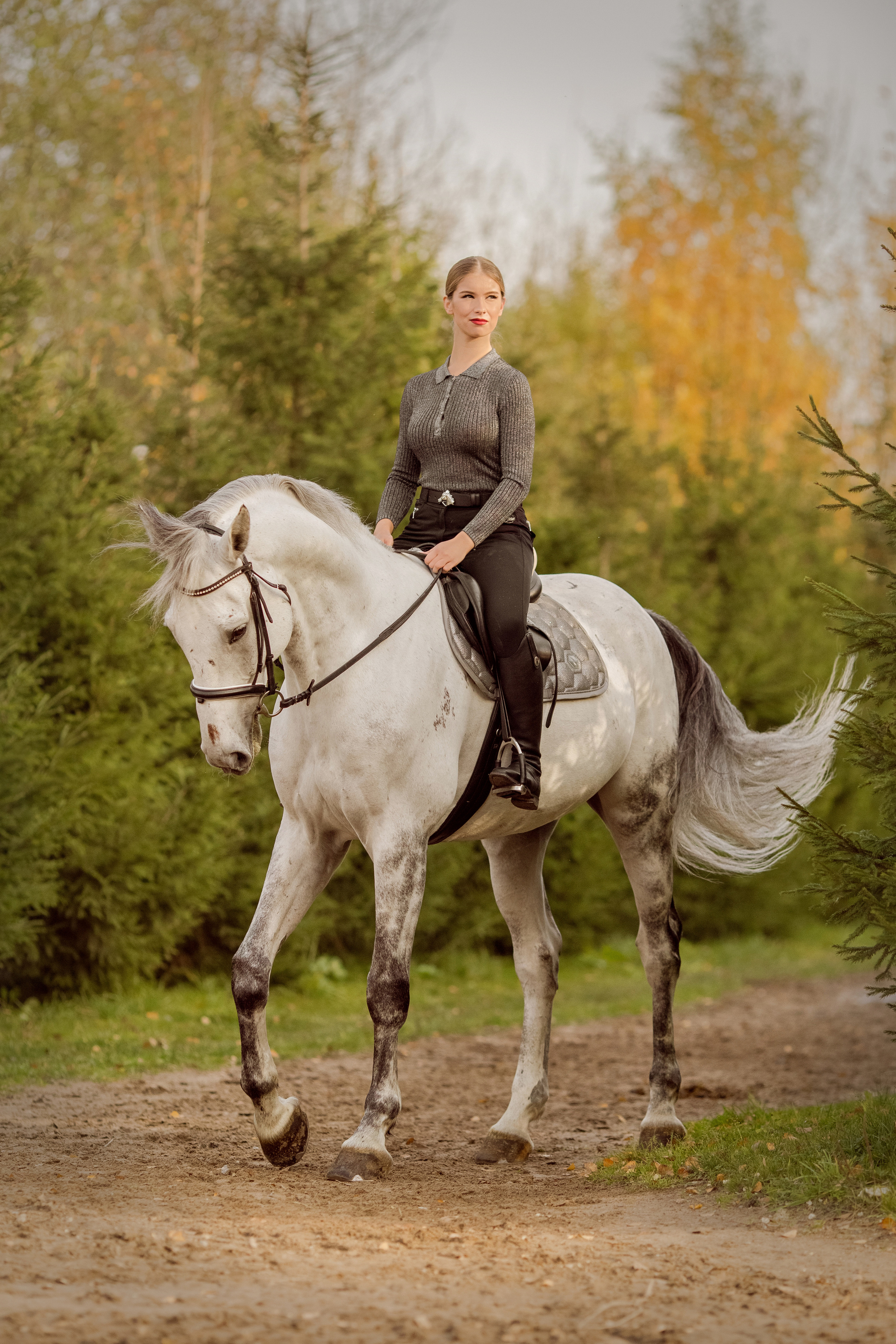 Фото девушки с двумя лошадьми