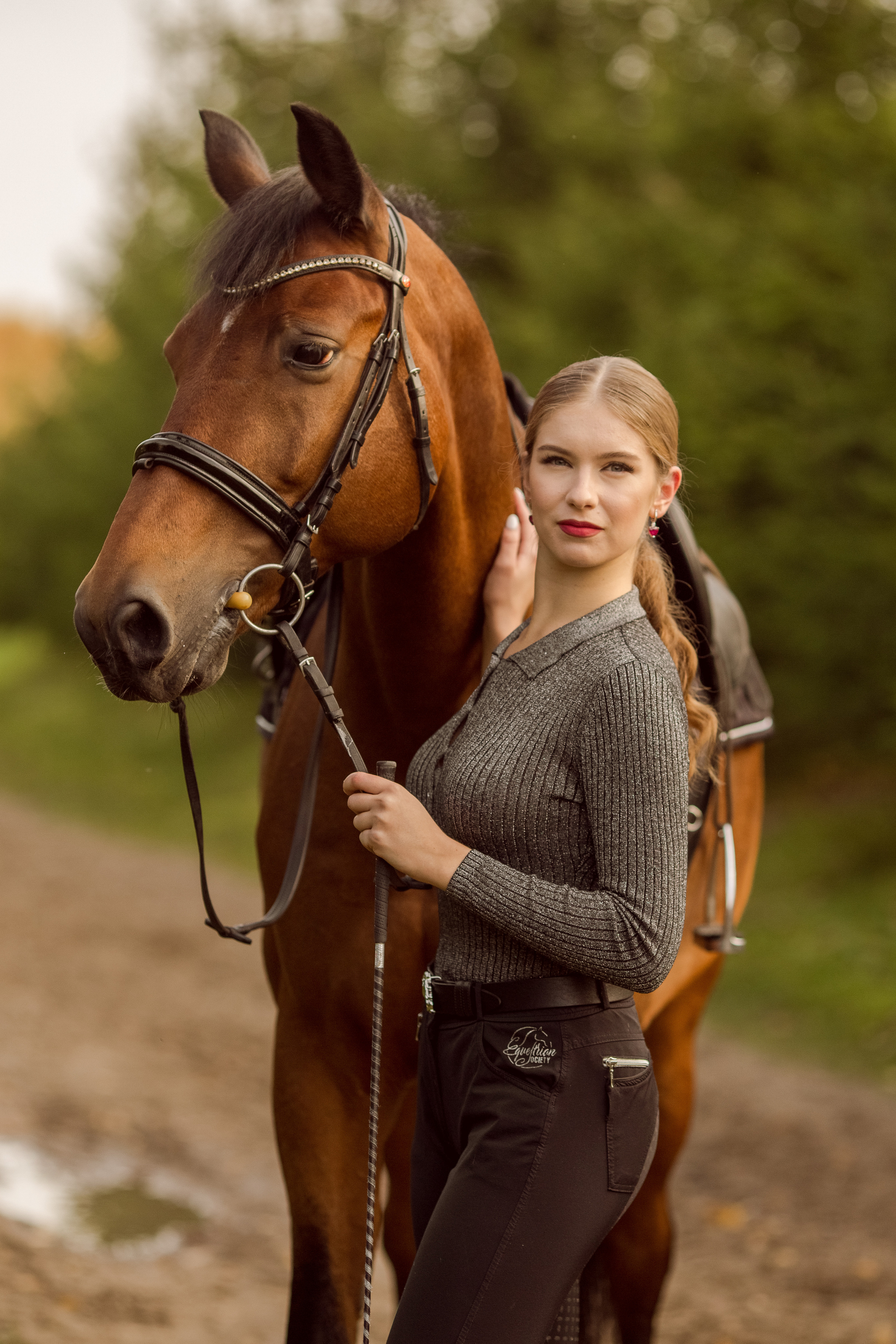 Фото девушки с двумя лошадьми