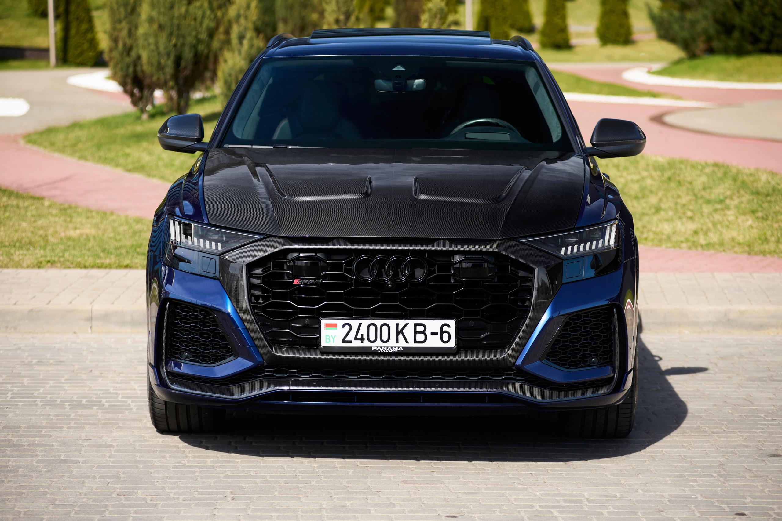 Audi RS Q8 Stage 1 спереди, фронтальный ракурс на городской площадке
