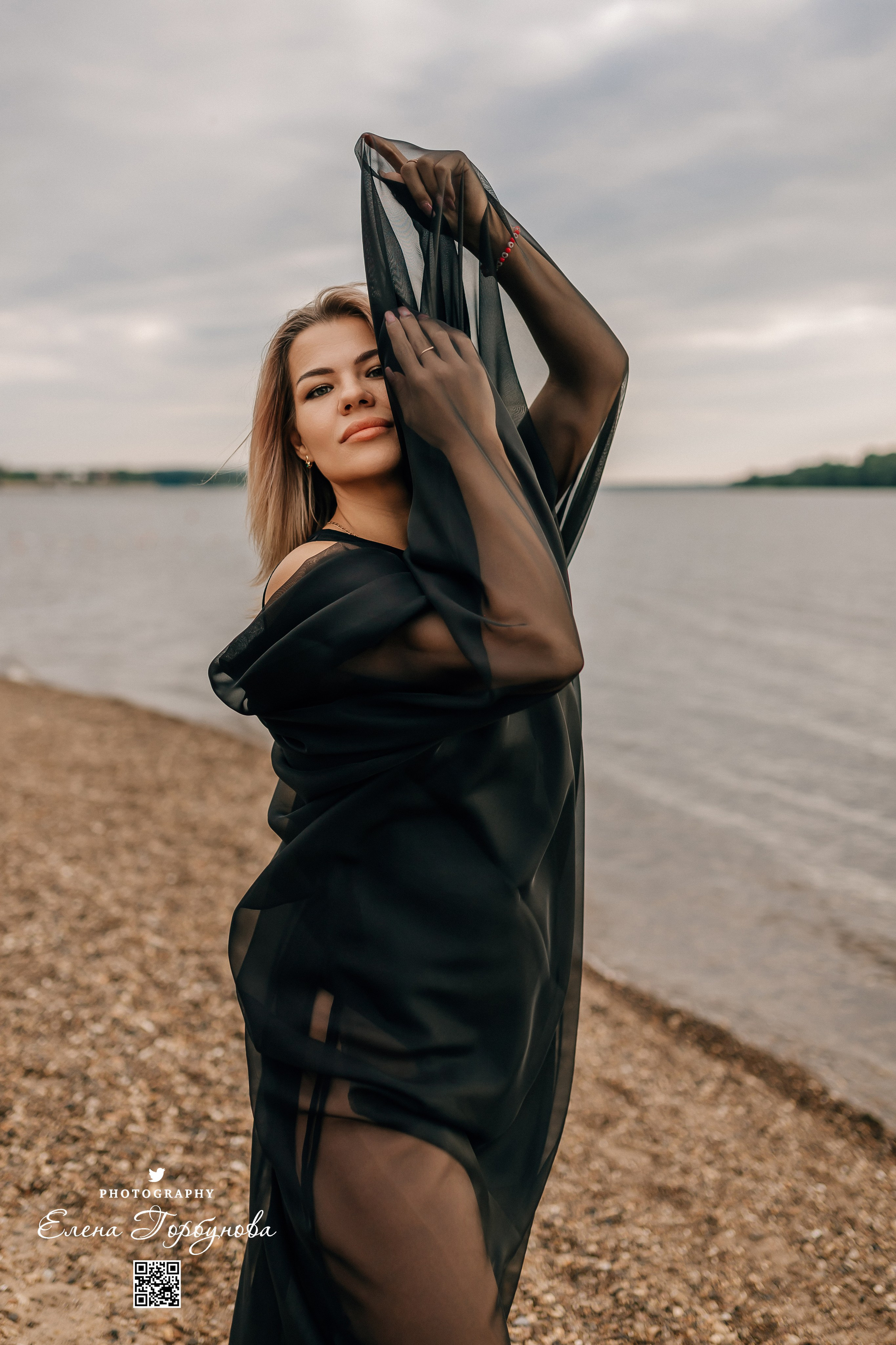 Черная серия с тканью. Набережная. Александра и Таисия. Июль 2025 г. Фотограф Пермь. Свадьбы. Семья и дети, школа, д. сад. Фотокниги