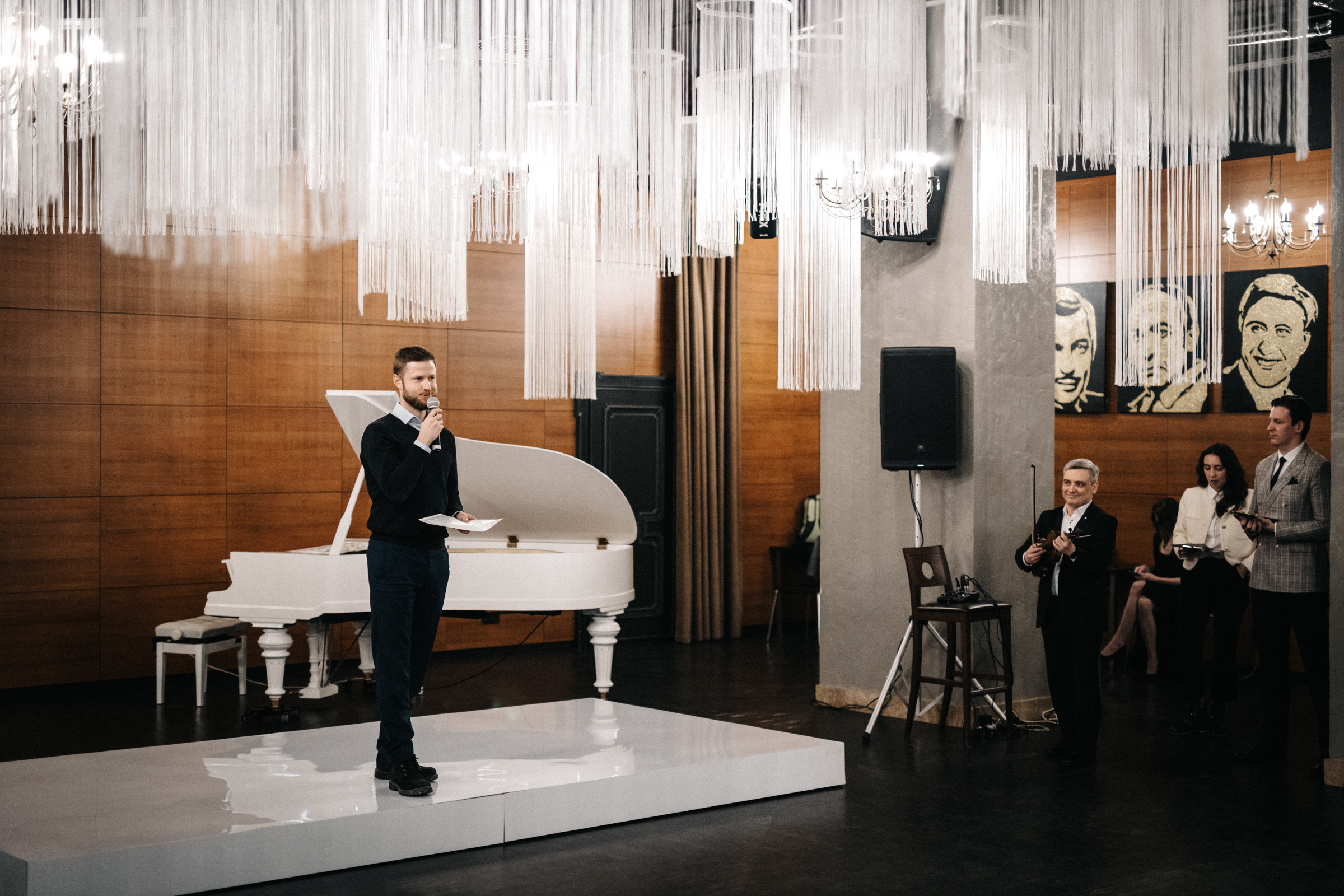 Поэтический вечер-посвящение Александру Пушкину в Арт-Лига. Бизнес фотограф в Новосибирске Александр Рощин