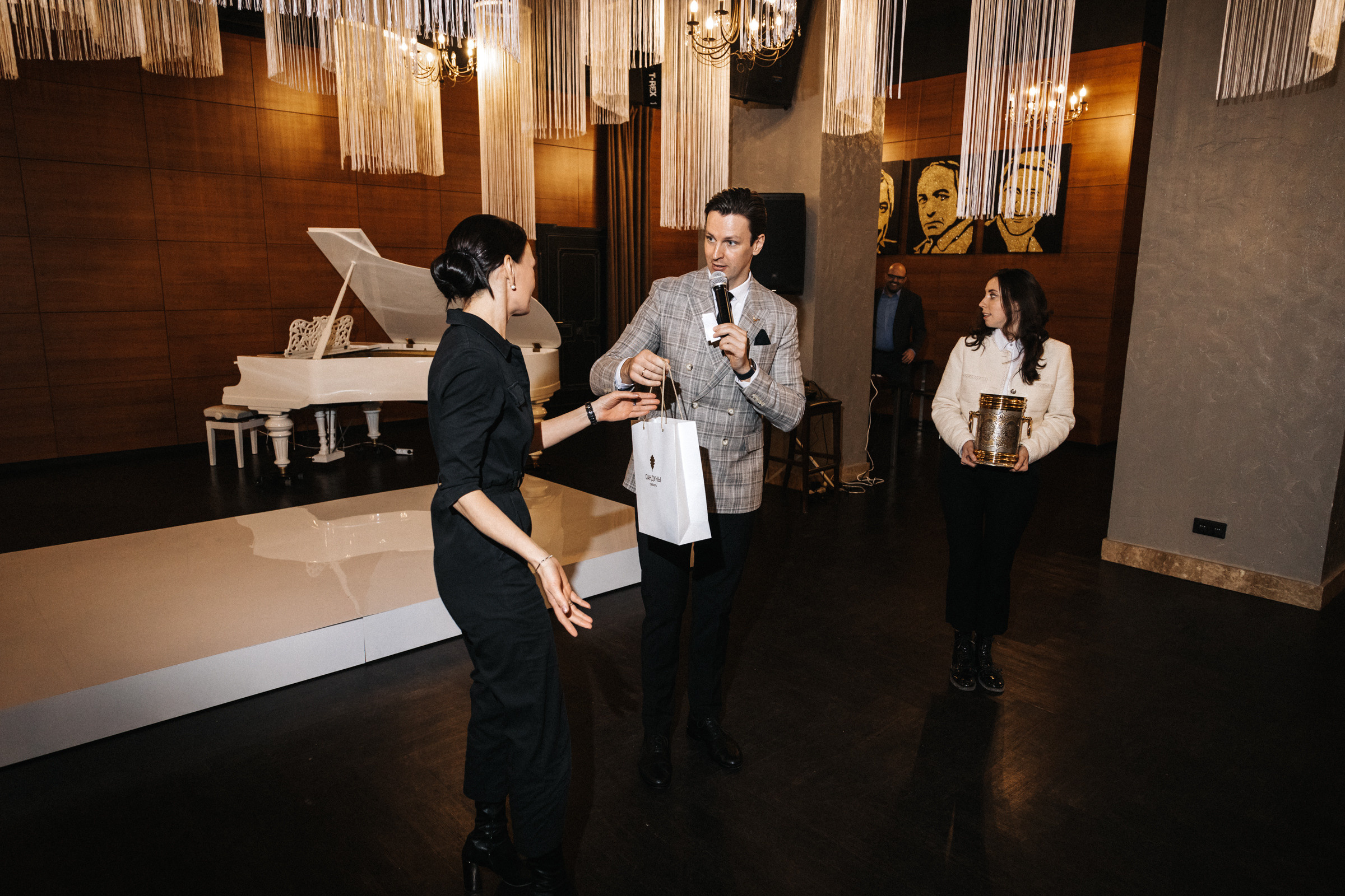 Поэтический вечер-посвящение Александру Пушкину в Арт-Лига. Бизнес фотограф в Новосибирске Александр Рощин