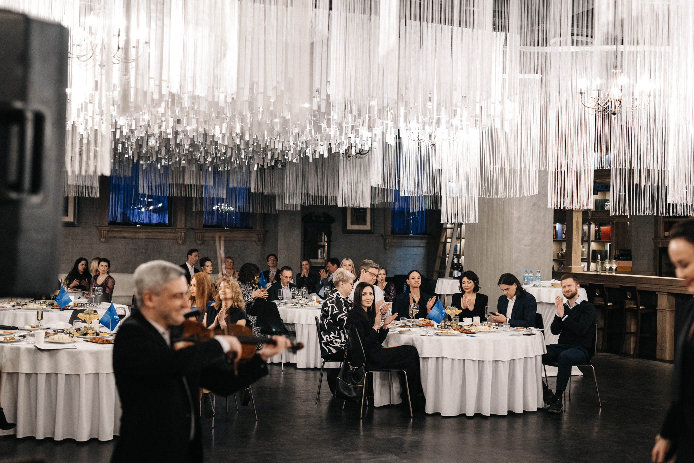 Поэтический вечер-посвящение Александру Пушкину в Арт-Лига. Бизнес фотограф в Новосибирске Александр Рощин