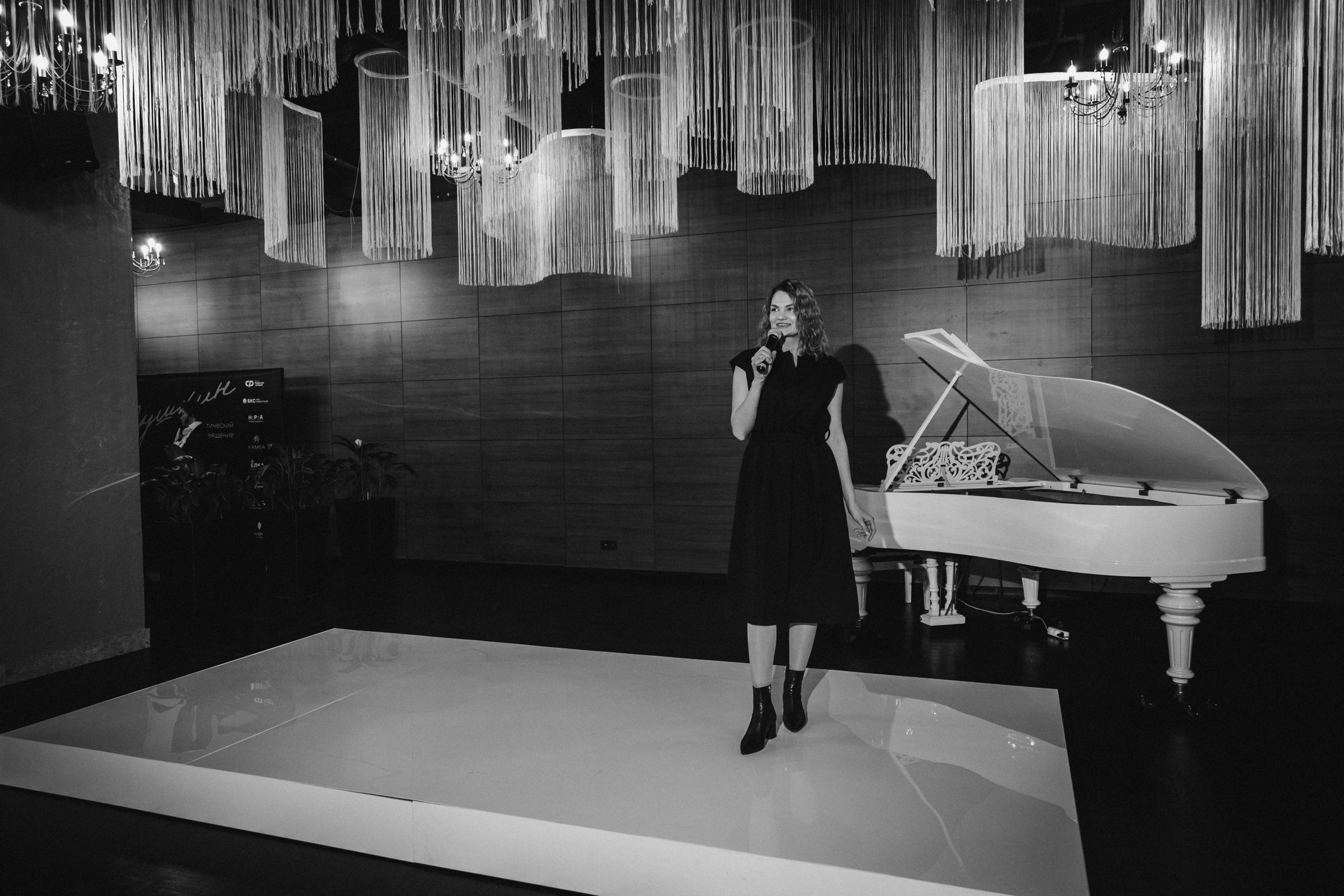 Поэтический вечер-посвящение Александру Пушкину в Арт-Лига. Бизнес фотограф в Новосибирске Александр Рощин