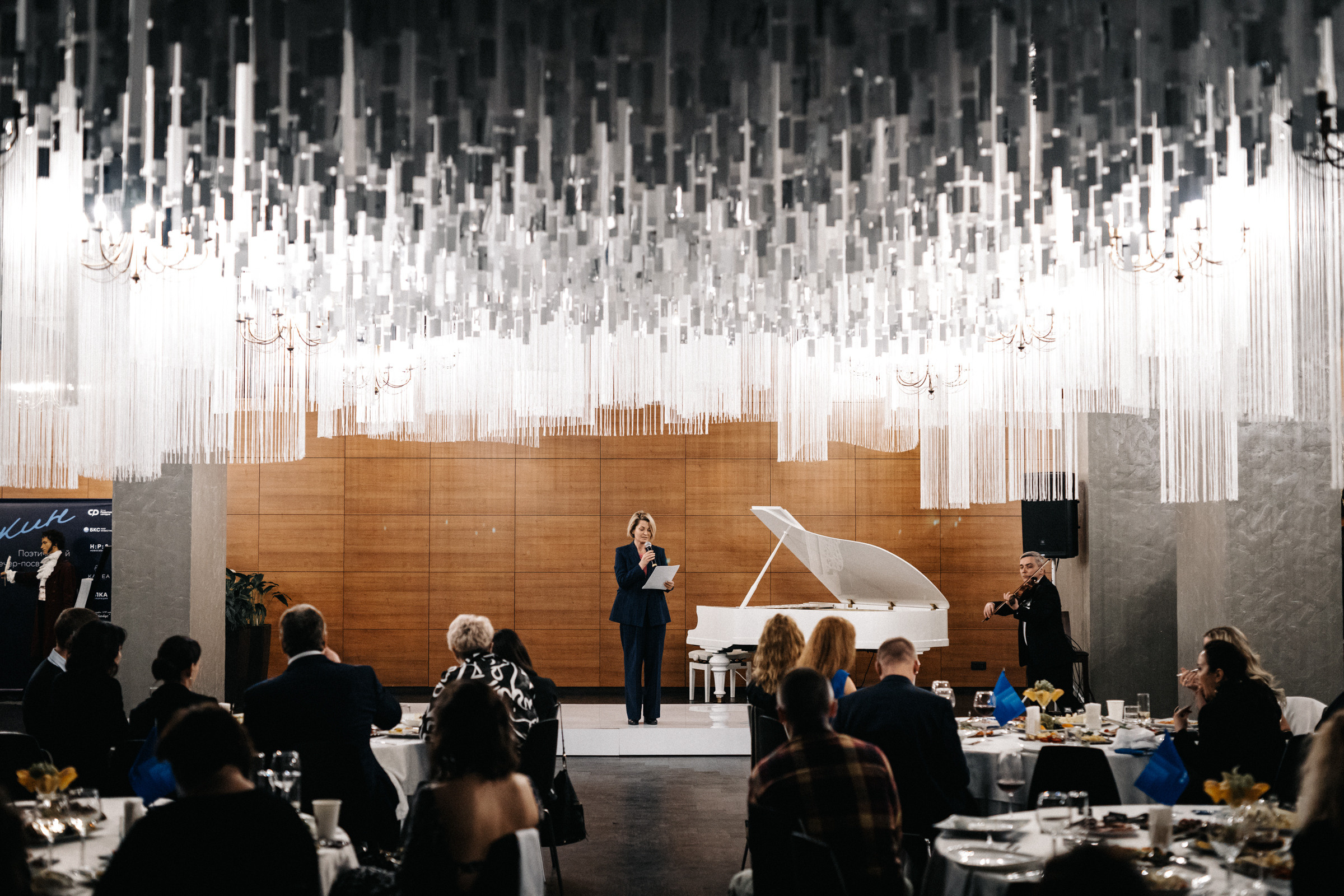 Поэтический вечер-посвящение Александру Пушкину в Арт-Лига. Бизнес фотограф в Новосибирске Александр Рощин