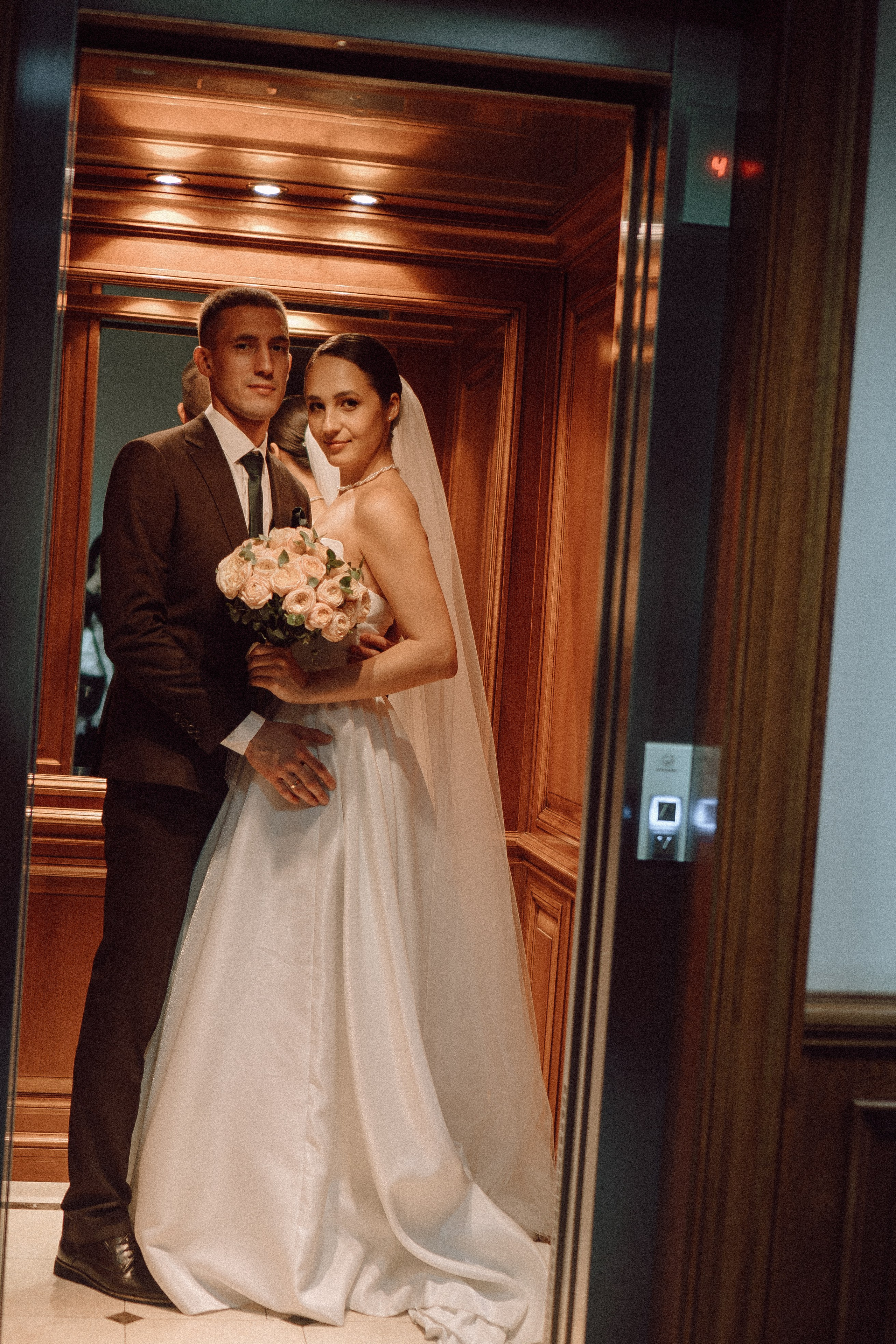 СВАДЕБНАЯ ПРОГУЛКА В САНТК-ПЕТЕРБУРГЕ (ИСАКИЕВСКИЙ СОБОР, ЗИМНЯЯ КАНАВКА, ЭРМИТАЖ И БОЛЬШАЯ МОРСКАЯ УЛИЦА). Профессиональный фотограф, Санкт-Петербург — Виктория Богомолова