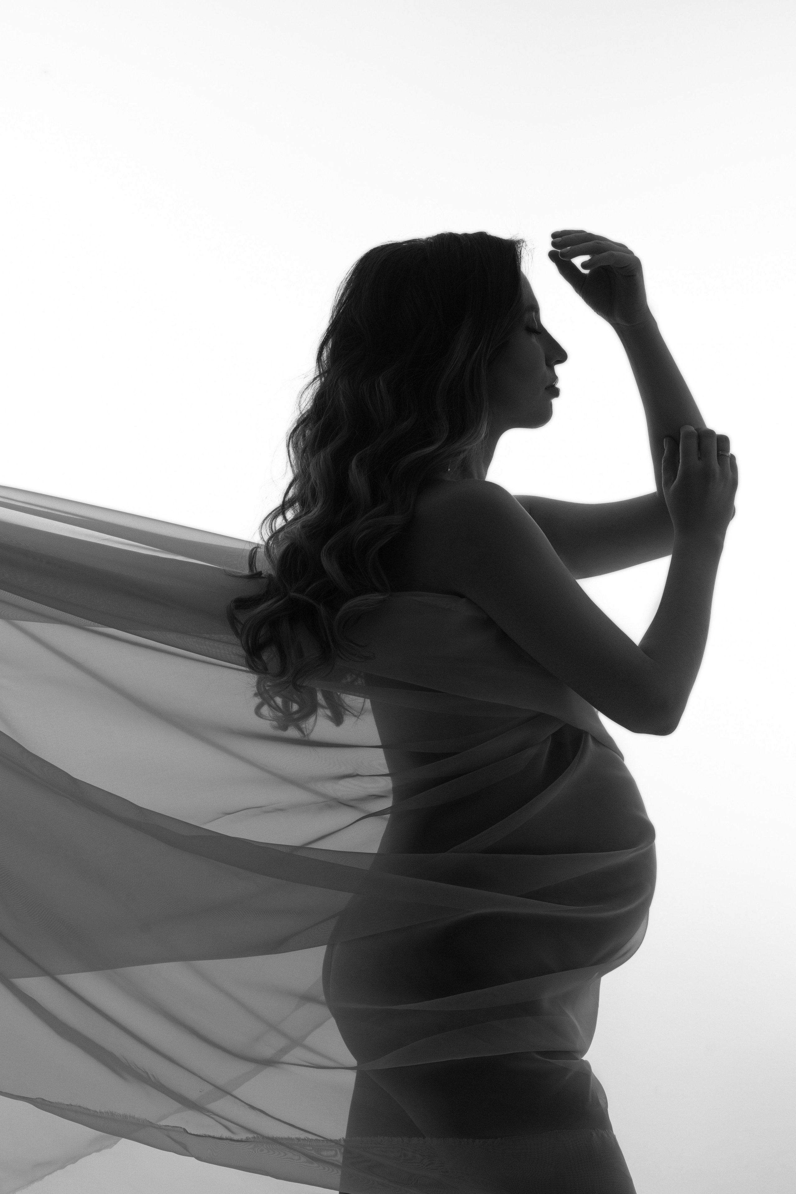 Силуэтные фото беременности. Черно-белые фото беременных. фотосессия беременности в Иркутске. Фотограф беременных в Иркутске.