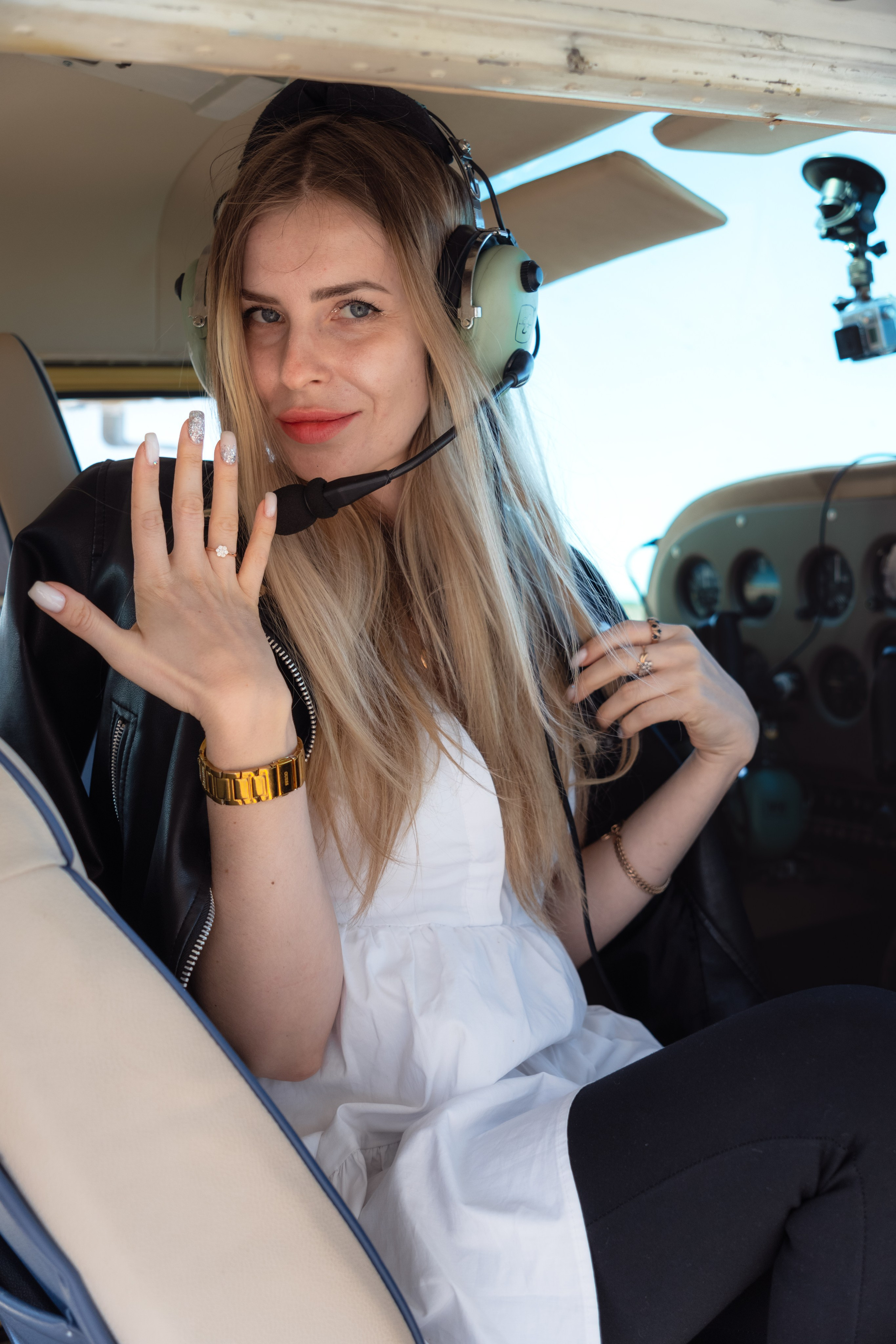 девушка в наушниках в самолете Cessna 172