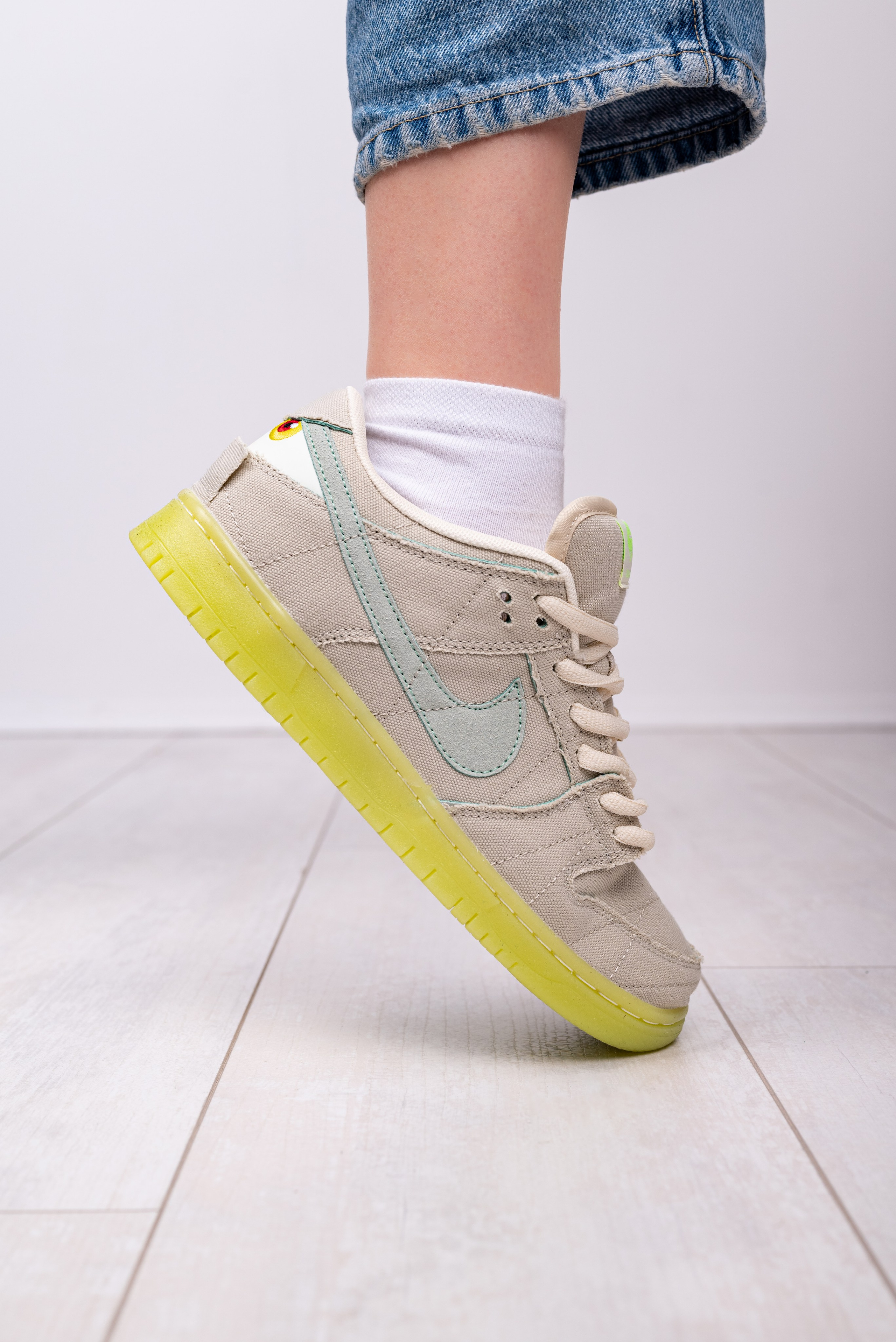 Кроссовки в студии. Предметный фотограф, фото для маркетплейсов Пятигорск, КМВ