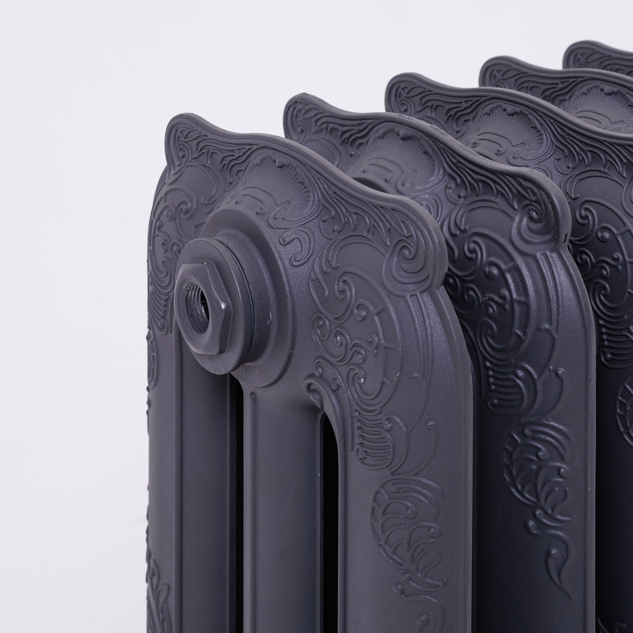 Предметные фотографии дизайнерских радиаторов отопления в стиле ретро