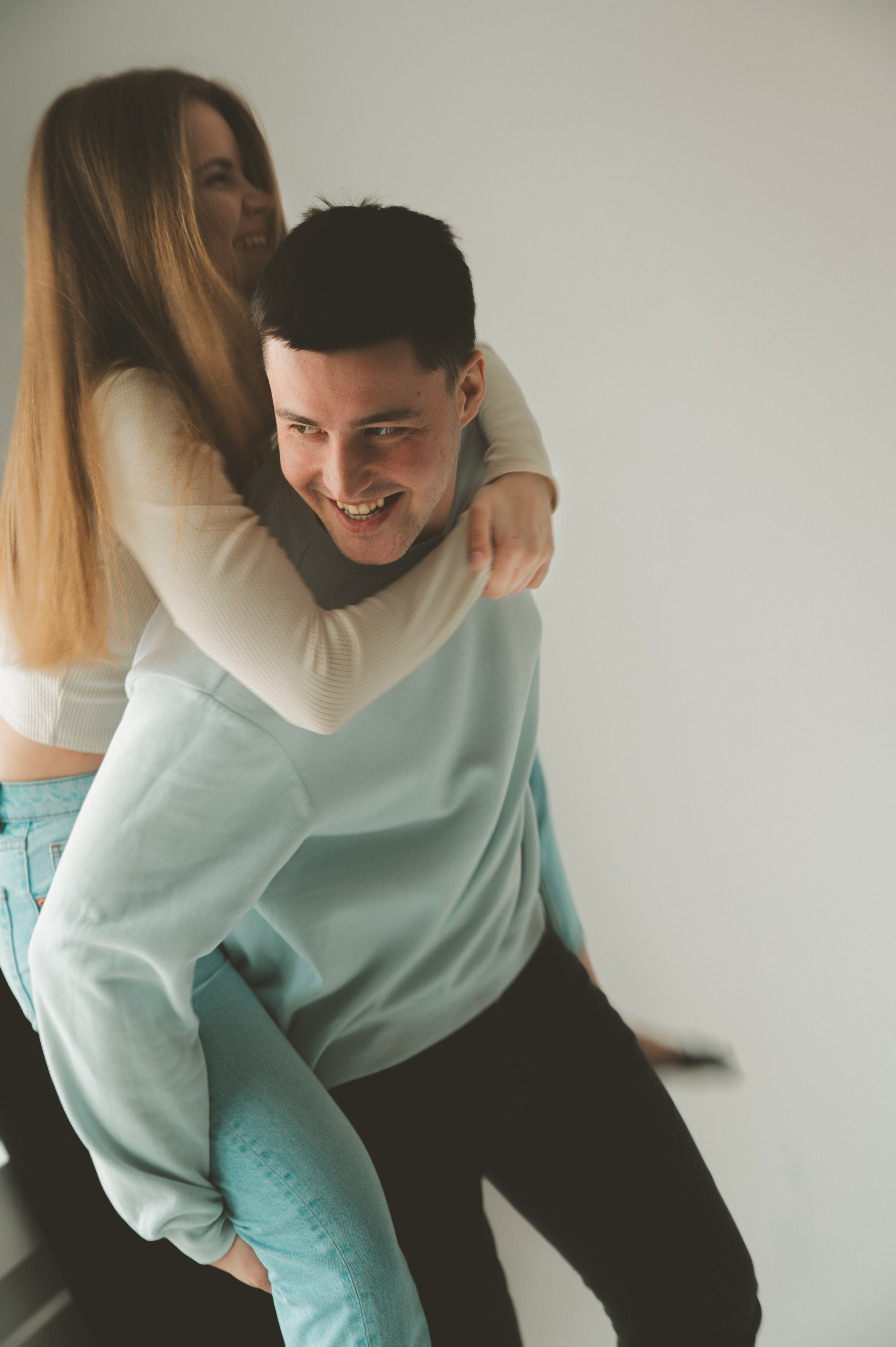 Предсвадебная лавстори в студии в Москве. Свадебный и портретный фотограф в Москве Жердев Даниил