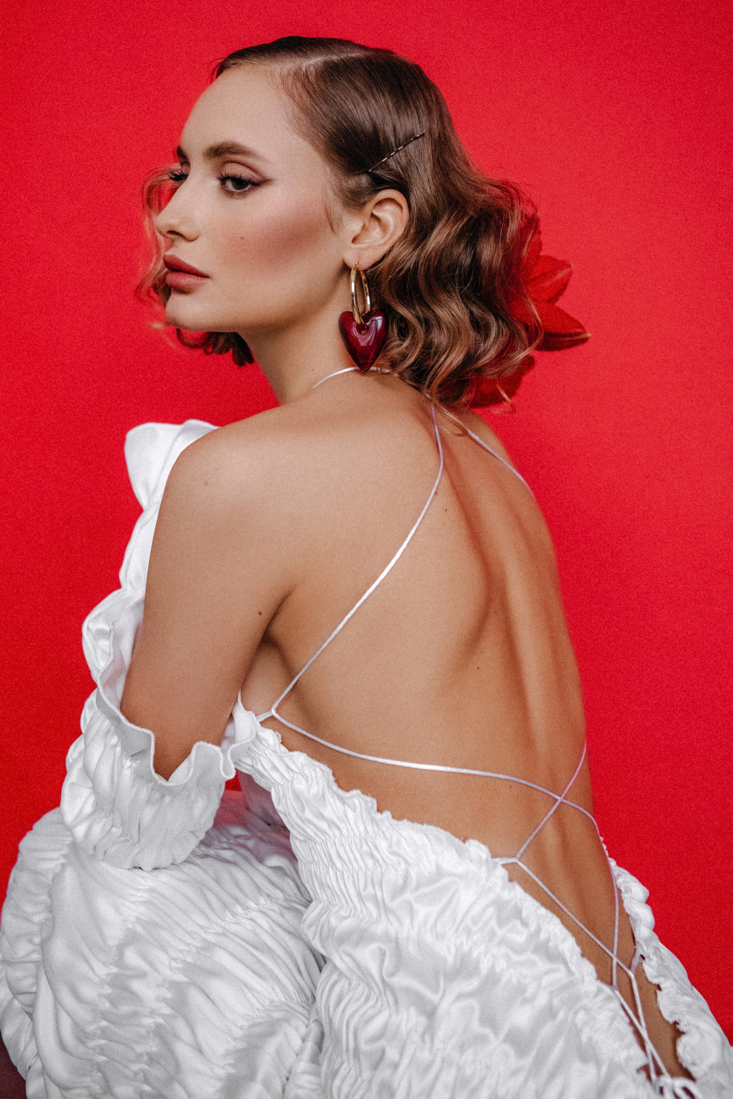 Ангелина. Фотосессия на красном фоне с цветами. Фотограф в Москве Ольга Сатони