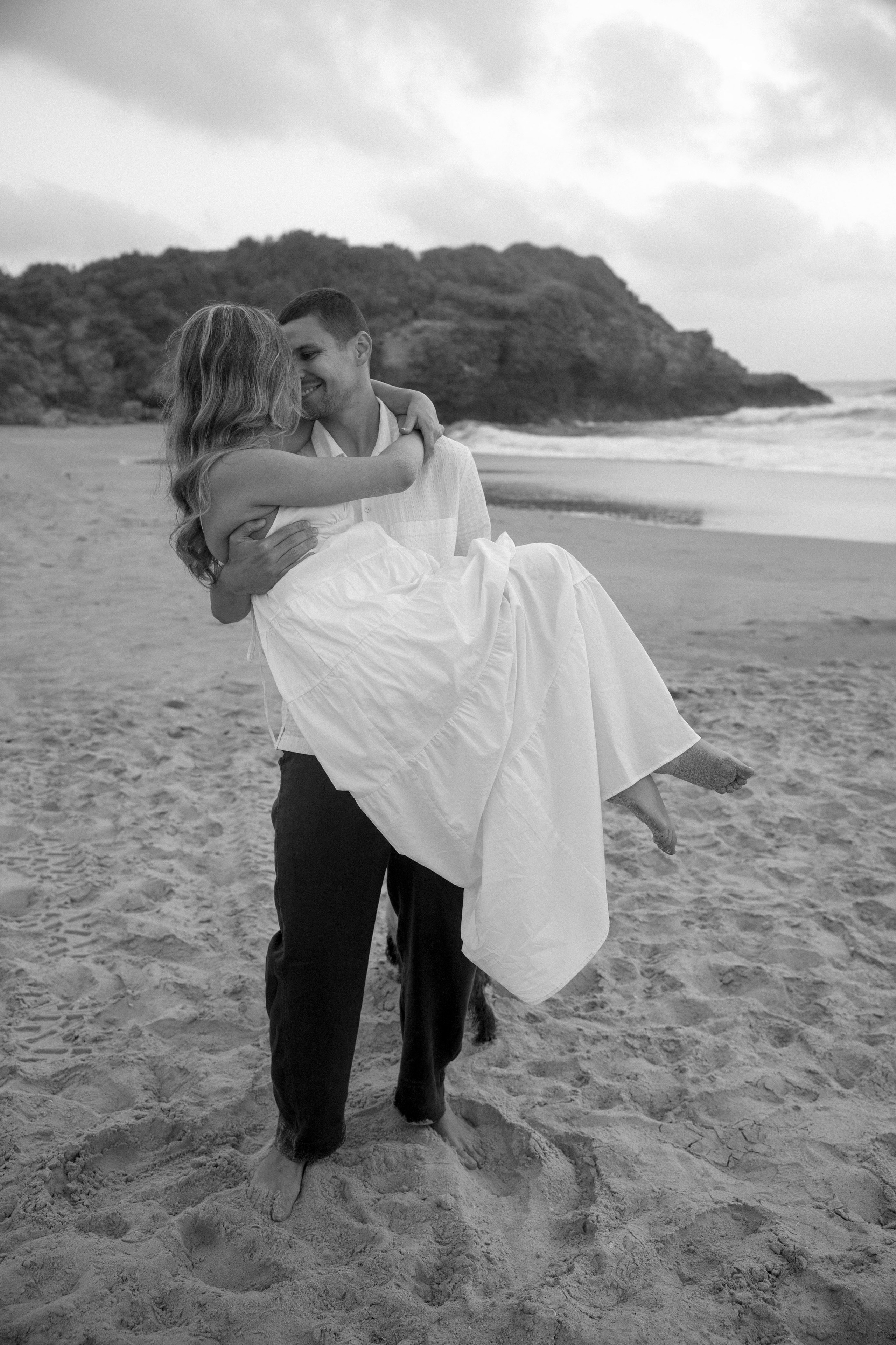 Pregnancy photoshoot near the sea (cloudy weather). Главная