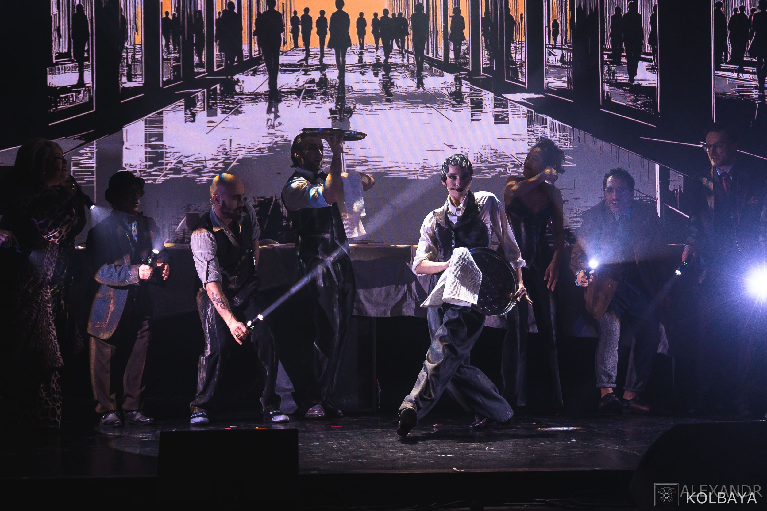 Фотографии со спектакля «Однажды в городе N». Концертный и театральный репортажный фотограф в Москве Александр Колбая