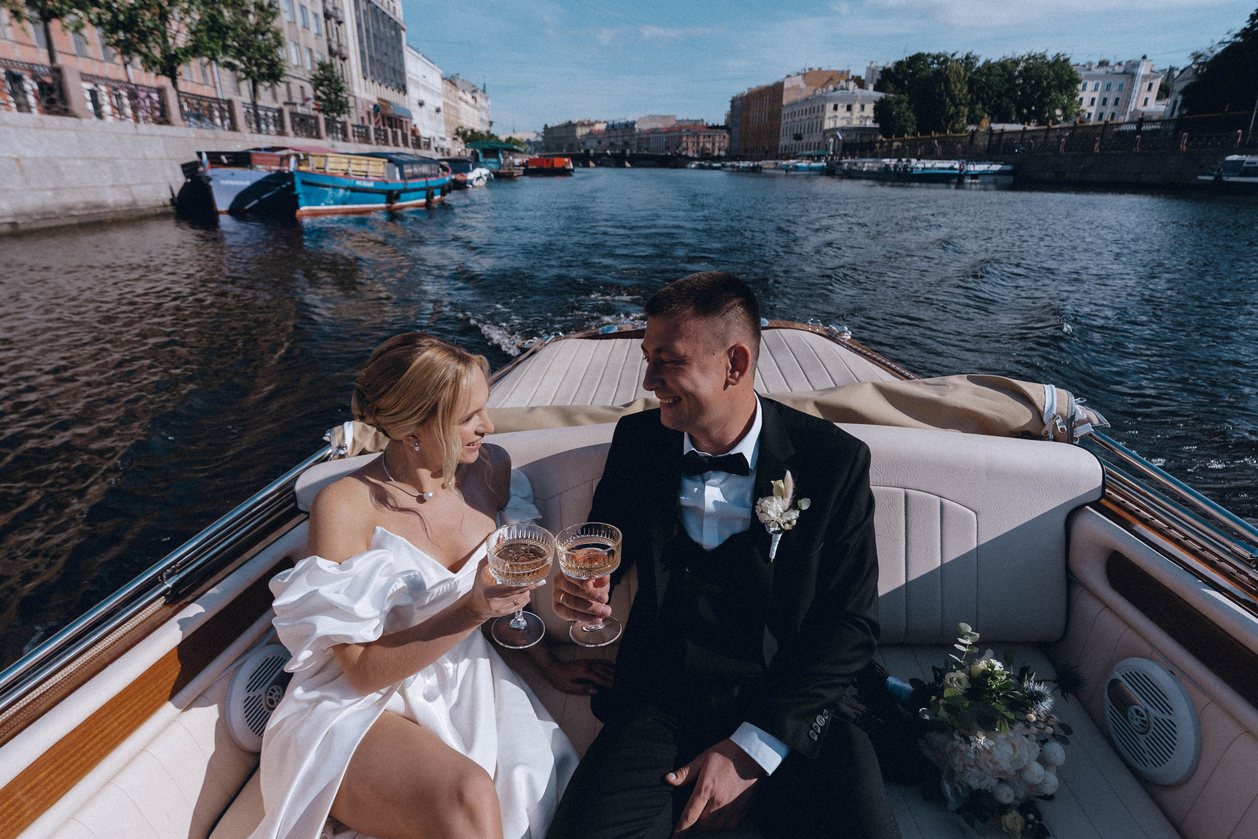 СВАДЕНБНАЯ СЬЕМКА НА КАТЕРЕ ПО КАНАЛАМ САНКТ-ПЕТЕРБУРГА И В АКВАТОРИИ НЕВЫ. Профессиональный фотограф, Санкт-Петербург — Виктория Богомолова