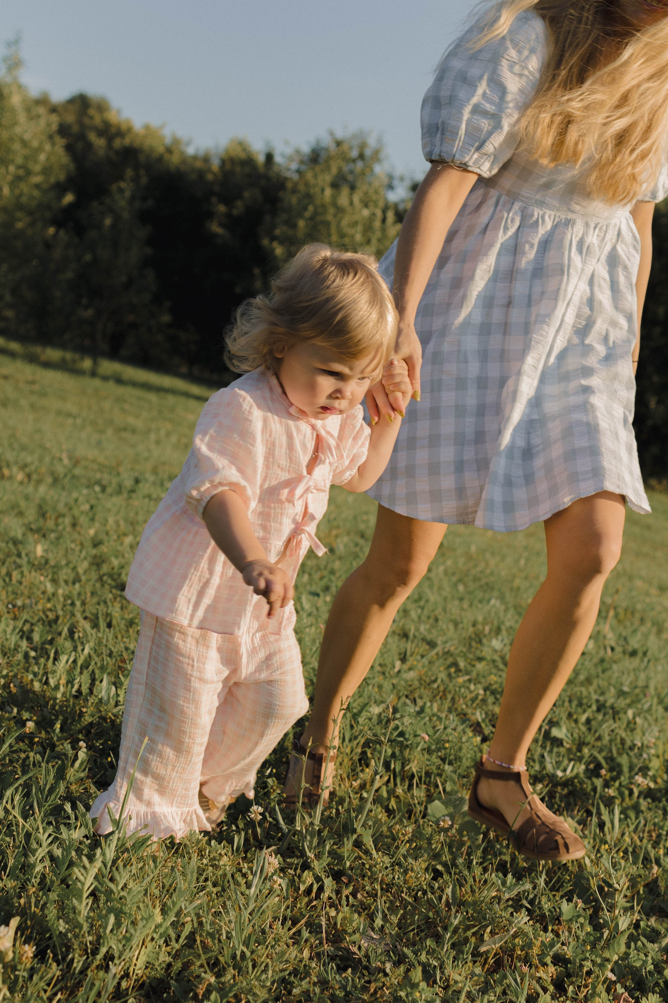 Прогулка с родителями. Фотография о важном