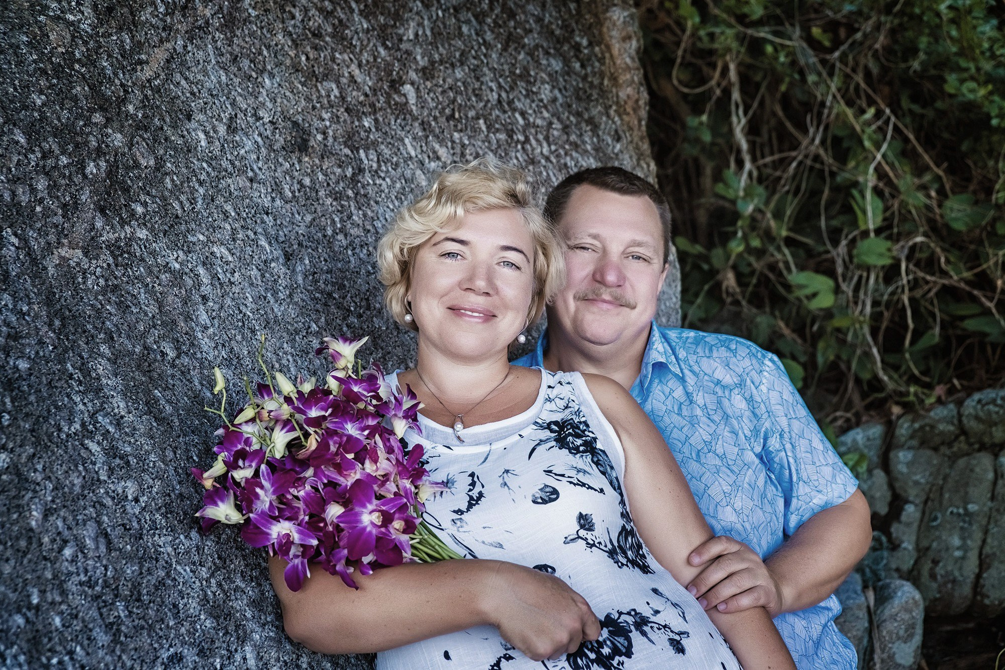 фотосессия Пхукет фотограф пляж лавстори цветы орхидея романтическая фотосъёмка  Ката Карон Найхарн Патонг Найхарн Сурин море счастье радость идея место образ пример фото позы для фотосессии Phuket Naiharn Kata Karon Patong Surin заказать фотосъёмку цена стоимость 