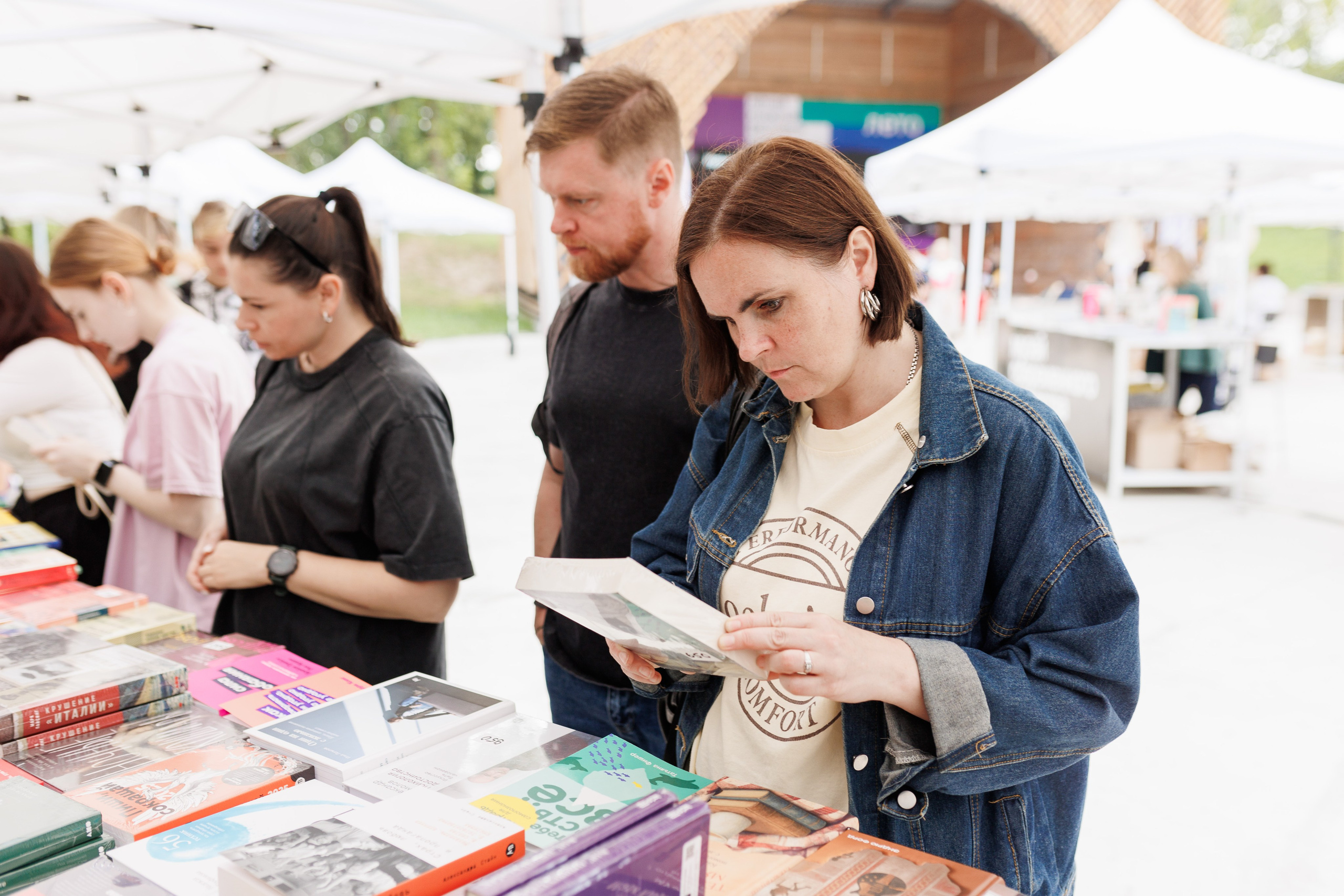 Книжный фестиваль «Смены» в Выксе 2025. Фотограф городских и семейных событий Артем Карпухин