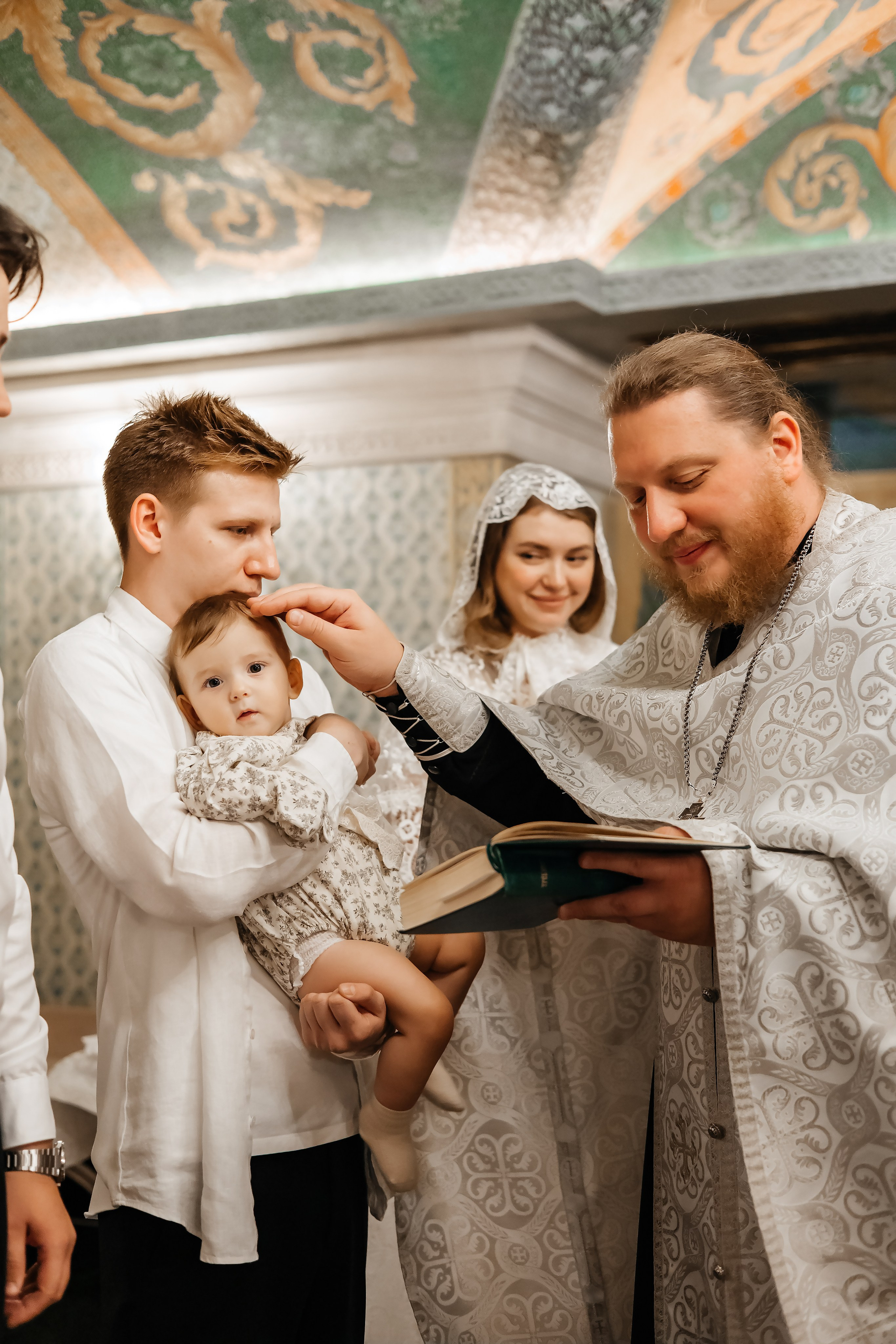 Крещение Ярославы в Сретенском монастыре. Фотограф на крещение и венчание Москва  Надежда Баланина
