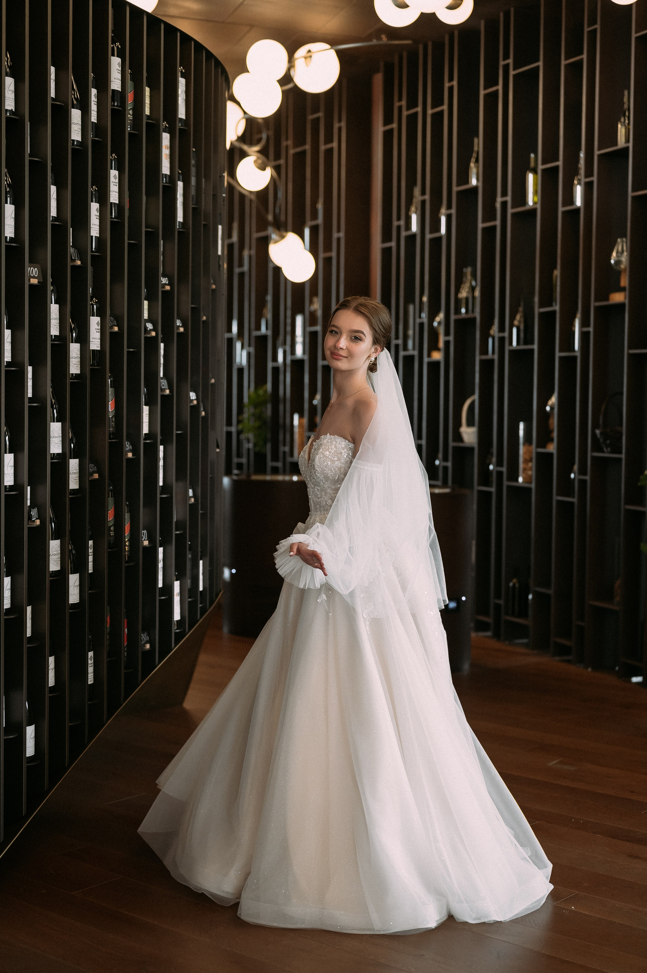 Свадебное утро и прогулка красивой яркой пары. Свадебный и семейный фотограф в Симферополе Дарья Маркова